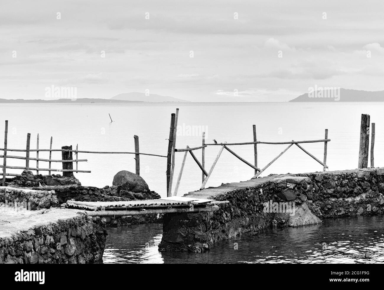 piccolo ponte sospeso tra cemento in costa Foto Stock