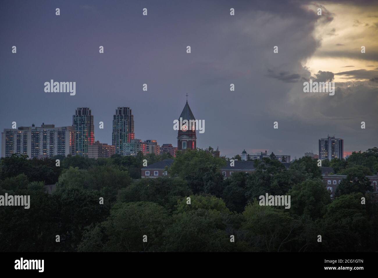 Toronto, l'area residenziale di lusso di Eglinton e Forest Hill, ambita da famiglie di classe media e superiore e da sviluppatori dell'Ontario Foto Stock