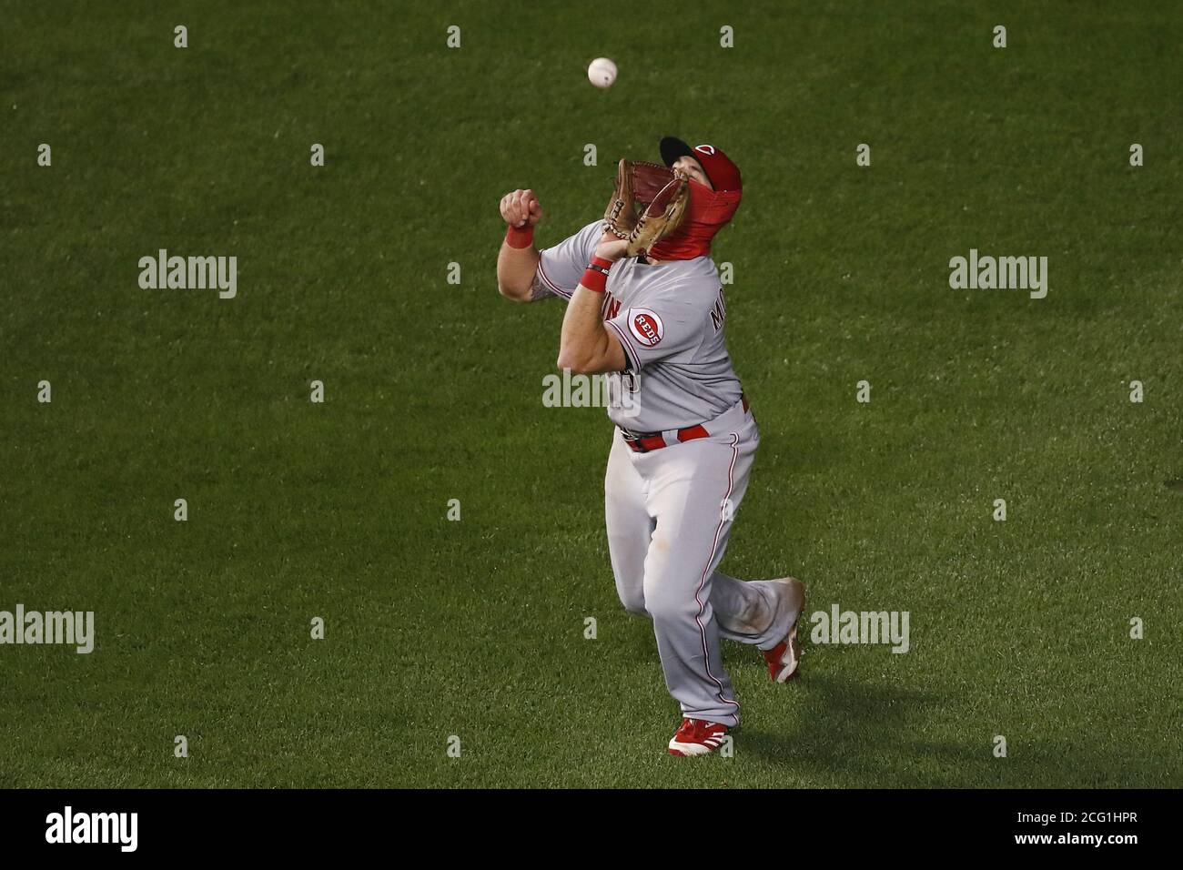 Chicago, Stati Uniti. 8 settembre 2020. Il secondo baseman di Cincinnati Reds Mike Moustakas (9) prende una palla di mosca colpita dal primo baseman di Chicago Cubs Anthony Rizzo (44) negli otto inning al Wrigley Field martedì 8 settembre 2020 a Chicago. Foto di Kamil Krzaczynski/UPI Credit: UPI/Alamy Live News Foto Stock