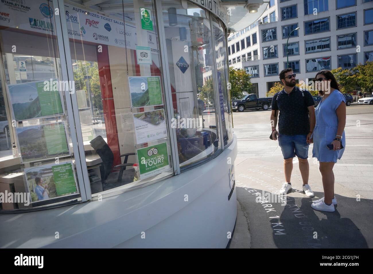 Vancouver, Canada. 8 Settembre 2020. I turisti controllano le informazioni presso un centro di informazioni turistiche chiuso presso il mercato dell'isola di Granville a Vancouver, Canada, 8 settembre 2020. Con il vento dell'estate, gli operatori turistici della provincia della Columbia Britannica stanno osservando le perdite sbalorditive dovute a una stagione ristretta dalla pandemia COVID-19. Credit: Liang Sen/Xinhua/Alamy Live News Foto Stock