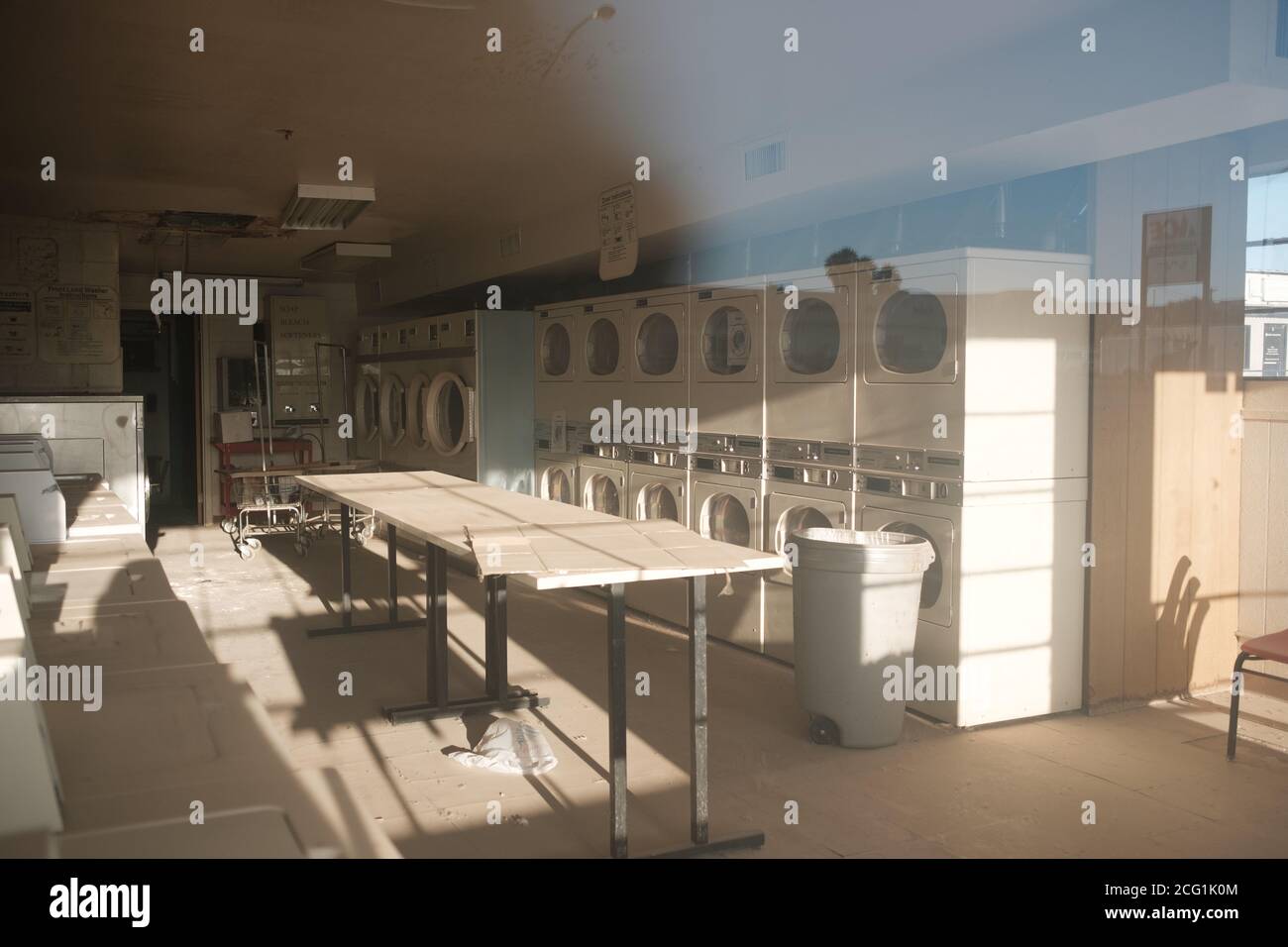 Lavanderia automatica fuori servizio. Piccola città, abbandonata, foto di alta qualità. Foto Stock
