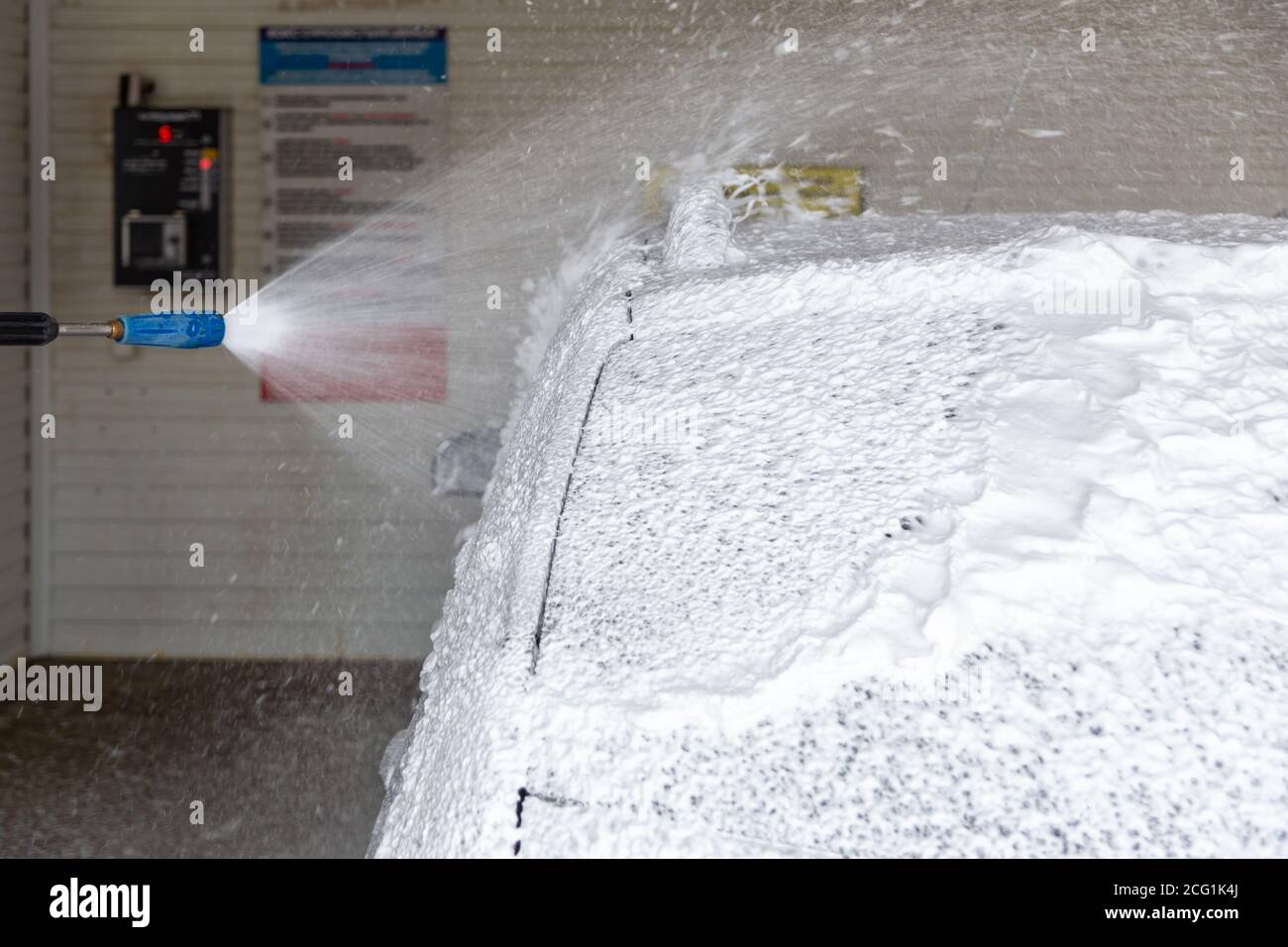 Un processo di applicazione del sapone sud in una stazione di lavaggio interna - closeup con messa a fuoco selettiva. Foto Stock