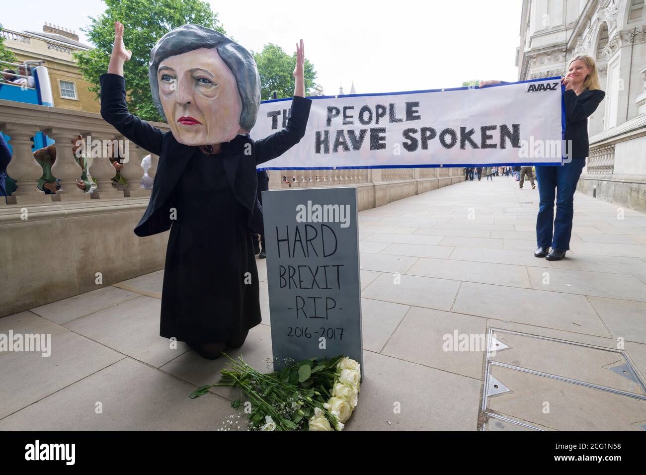 Elezioni generali 2017 - i manifestanti anti anti anti-hard Brexit indossano un capo gigante di Theresa May, fuori Downing Street la residenza ufficiale e l'ufficio del primo ministro britannico, dopo che il Partito conservatore sotto la guida di Theresa May non è riuscito a ottenere la maggioranza nelle elezioni generali del 2017. Downing Street, Londra. Regno Unito 9 giu 2017 Foto Stock