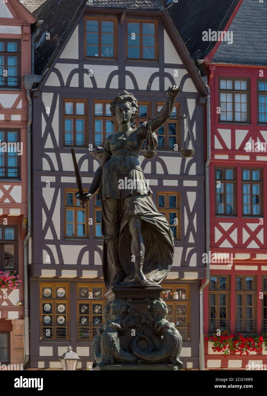 Statua dama giustizia di fronte alle case a graticcio sul Roemerberg a Francoforte, Germania, di fronte alle case a graticcio sul Roemerber Foto Stock