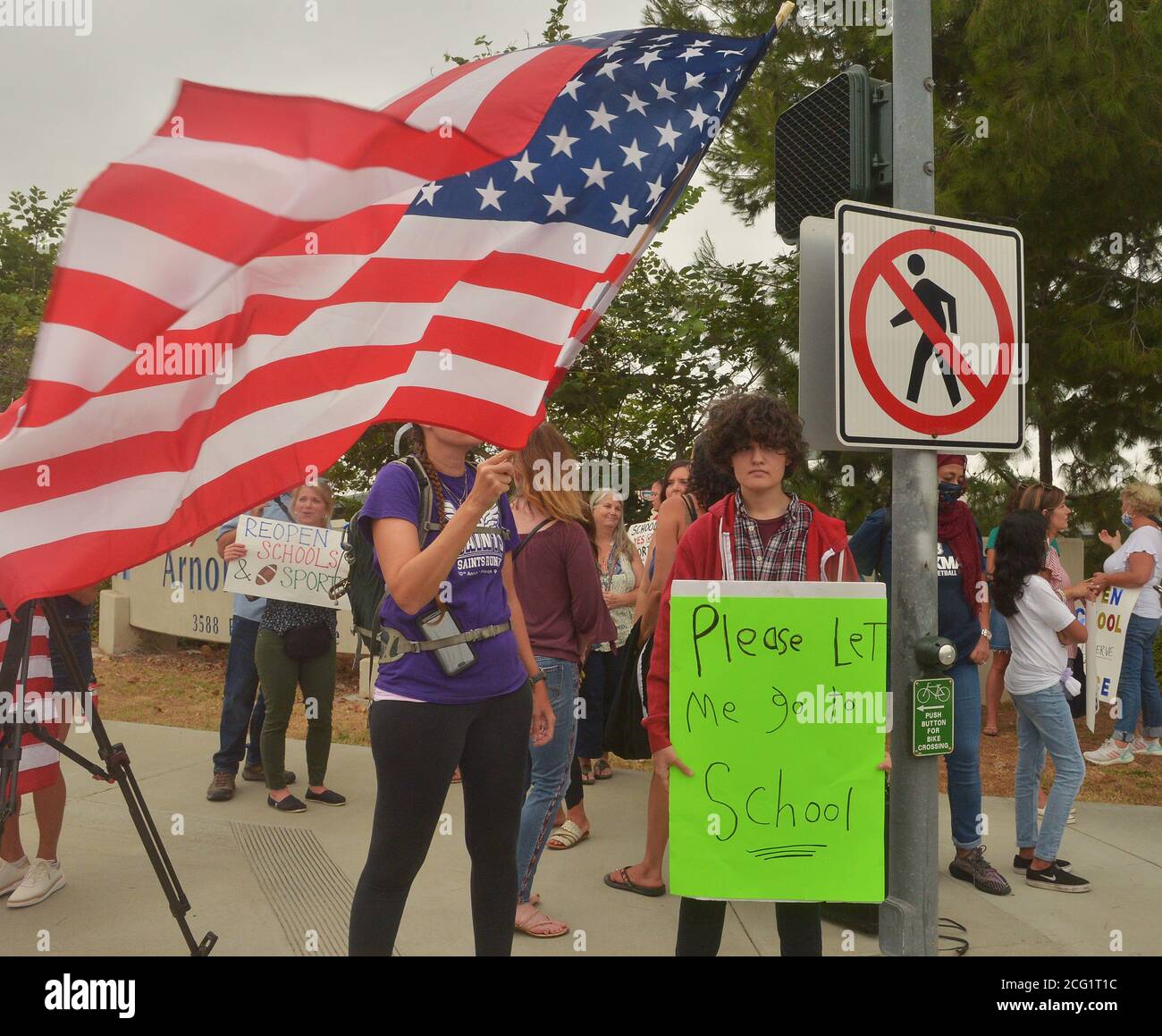 Irvine, Stati Uniti. 09 settembre 2020. Genitori, educatori e studenti si radunano a sostegno della riapertura delle scuole per l'istruzione in classe come parte di raduni in tutto lo stato alla Beckman High School di Irvine, California, martedì 8 settembre 2020. I partecipanti hanno incolpato la chiusura permanente del Governatore Newsom e dei sindacati. Le scuole sono aperte agli studenti online. Foto di Jim Ruymen/UPI Credit: UPI/Alamy Live News Foto Stock