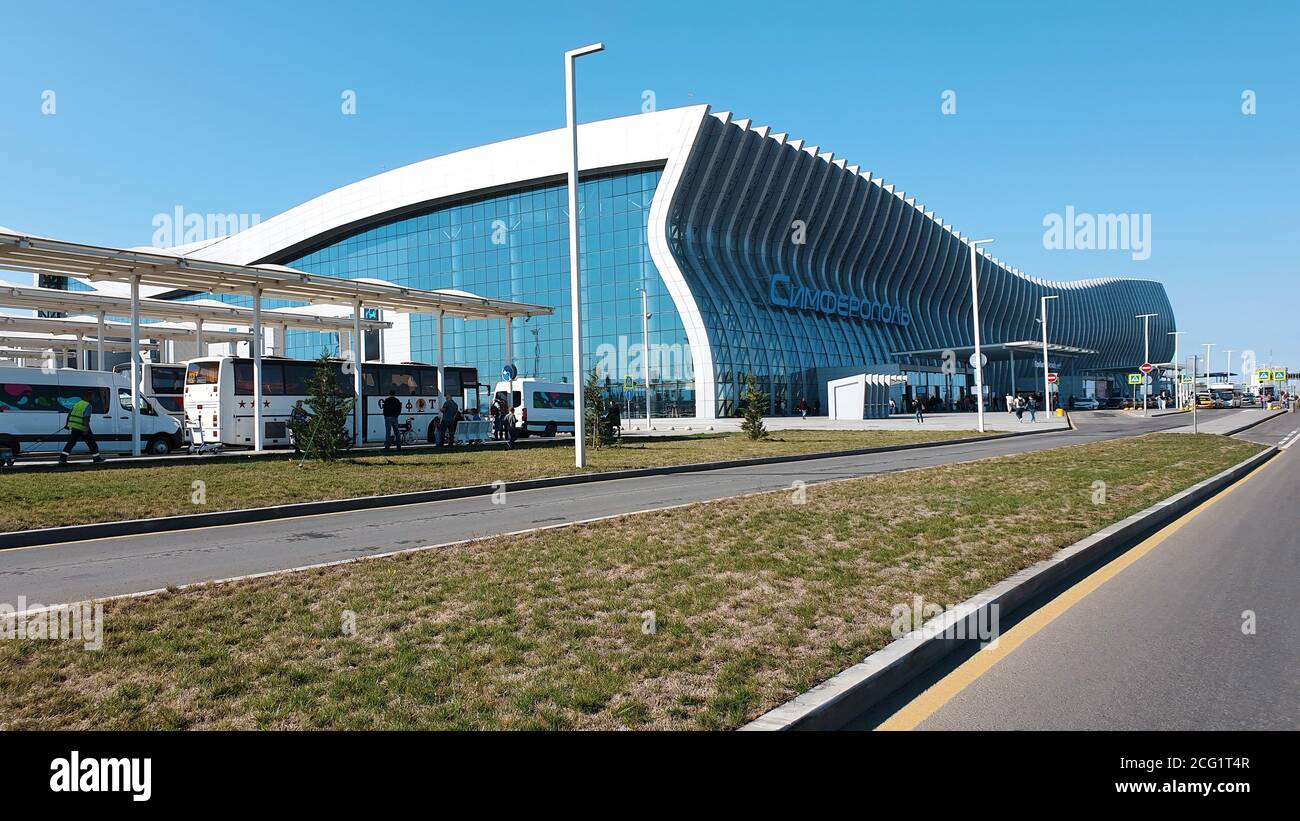 Simferopol, Crimea-30 settembre 2019: Vista esterna del nuovo moderno terminal passeggeri dell'aeroporto internazionale Simferopol. Vista dalla piazza Foto Stock