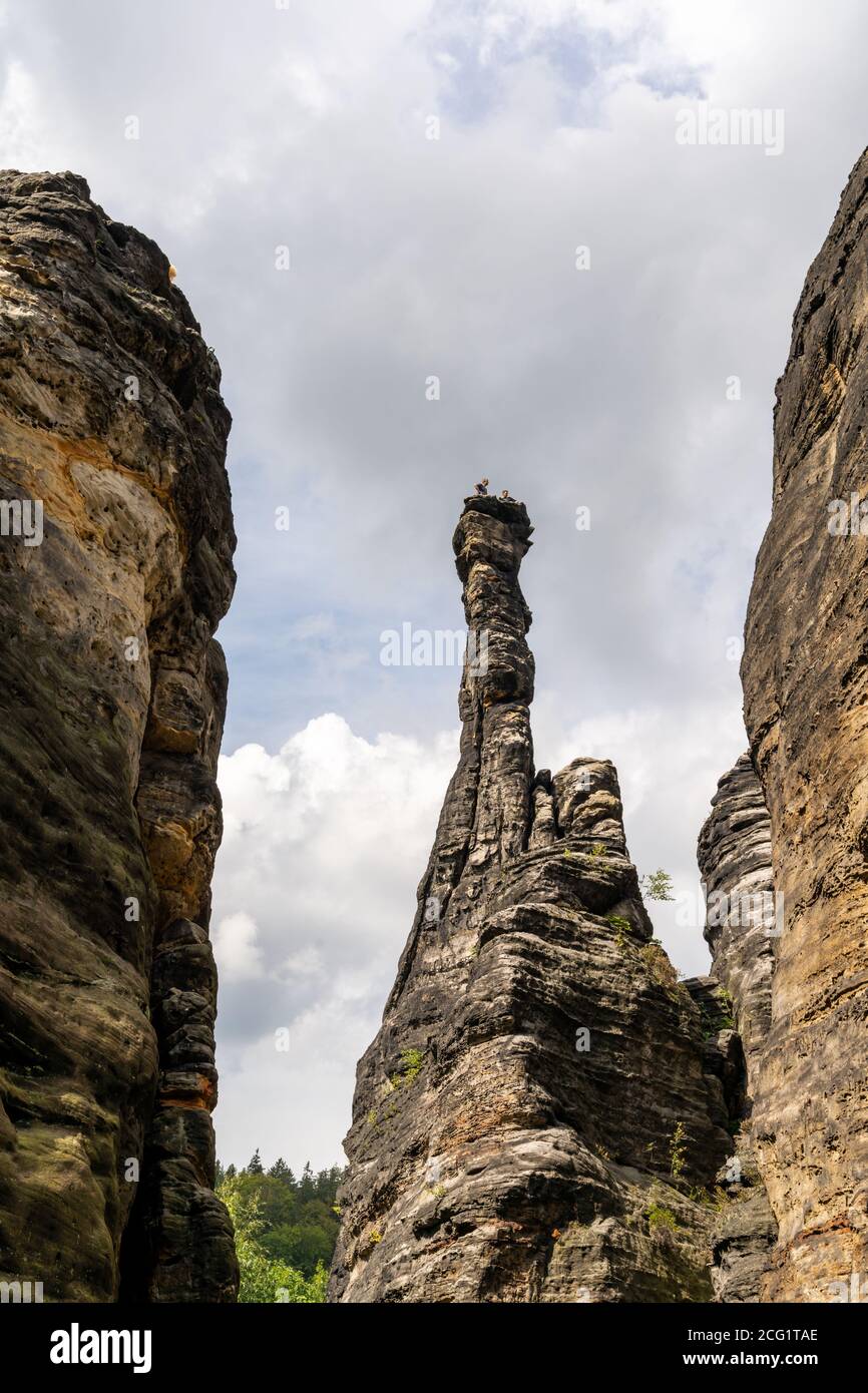 Schweizermuehle, Sassonia / Germania - 6 settembre 2020: Scalatori di roccia in cima a una colonna rocciosa nelle montagne di Elbsandstone, in Svizzera sassone Foto Stock