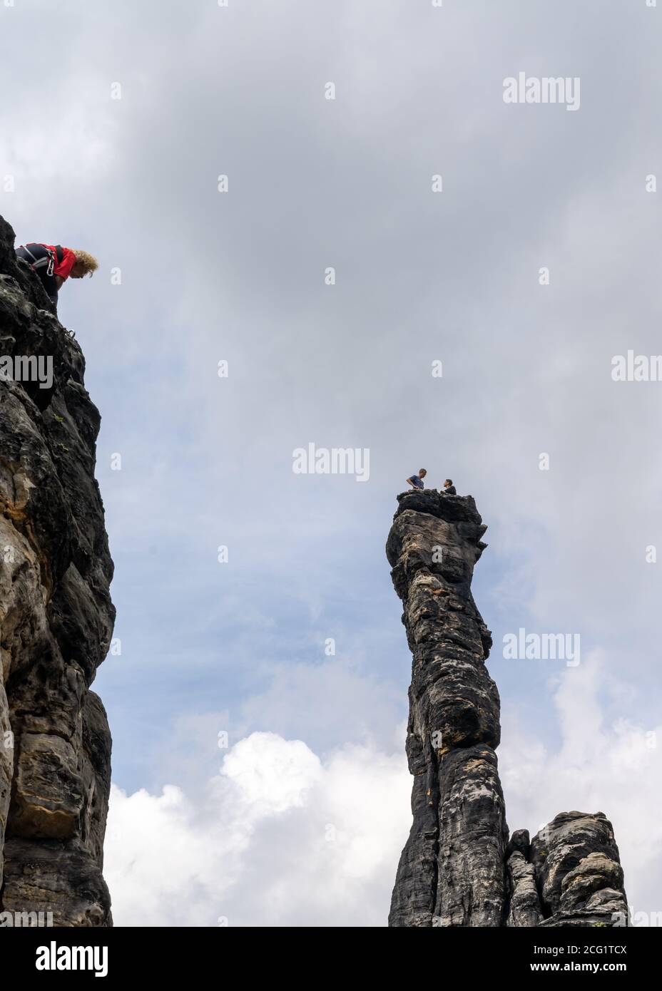 Schweizermuehle, Sassonia / Germania - 6 settembre 2020: Scalatori di roccia in cima a una colonna rocciosa nelle montagne di Elbsandstone, in Svizzera sassone Foto Stock