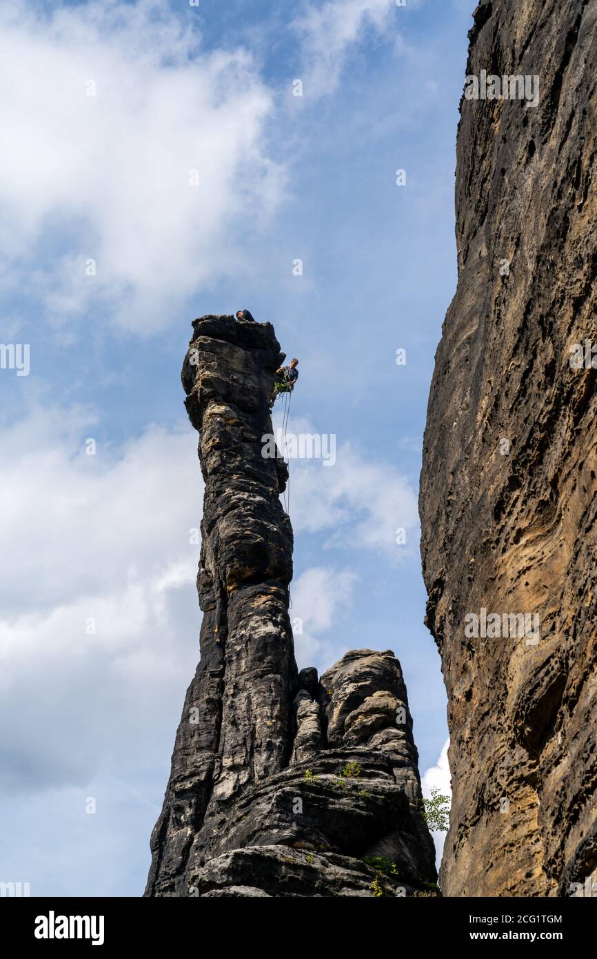 Schweizermuehle, Sassonia / Germania - 6 settembre 2020: Scalatori di roccia in cima a una colonna rocciosa nelle montagne di Elbsandstone, in Svizzera sassone Foto Stock