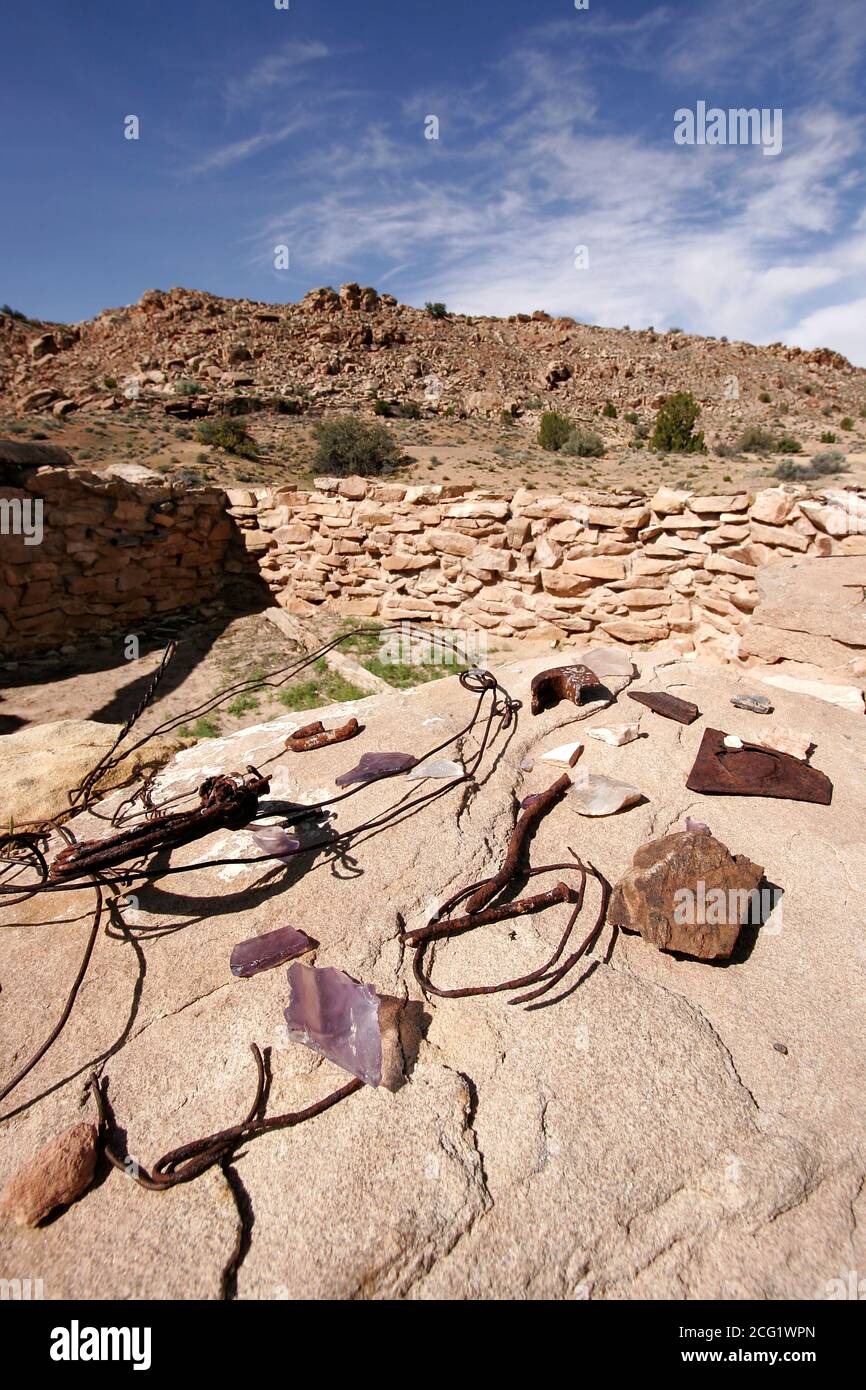 Manufatti esposti sulle rovine della stazione di Stage a metà strada, una fermata di carrozza costruita nel 1880 in Mill Canyon tra Moab e la ferrovia in th Foto Stock