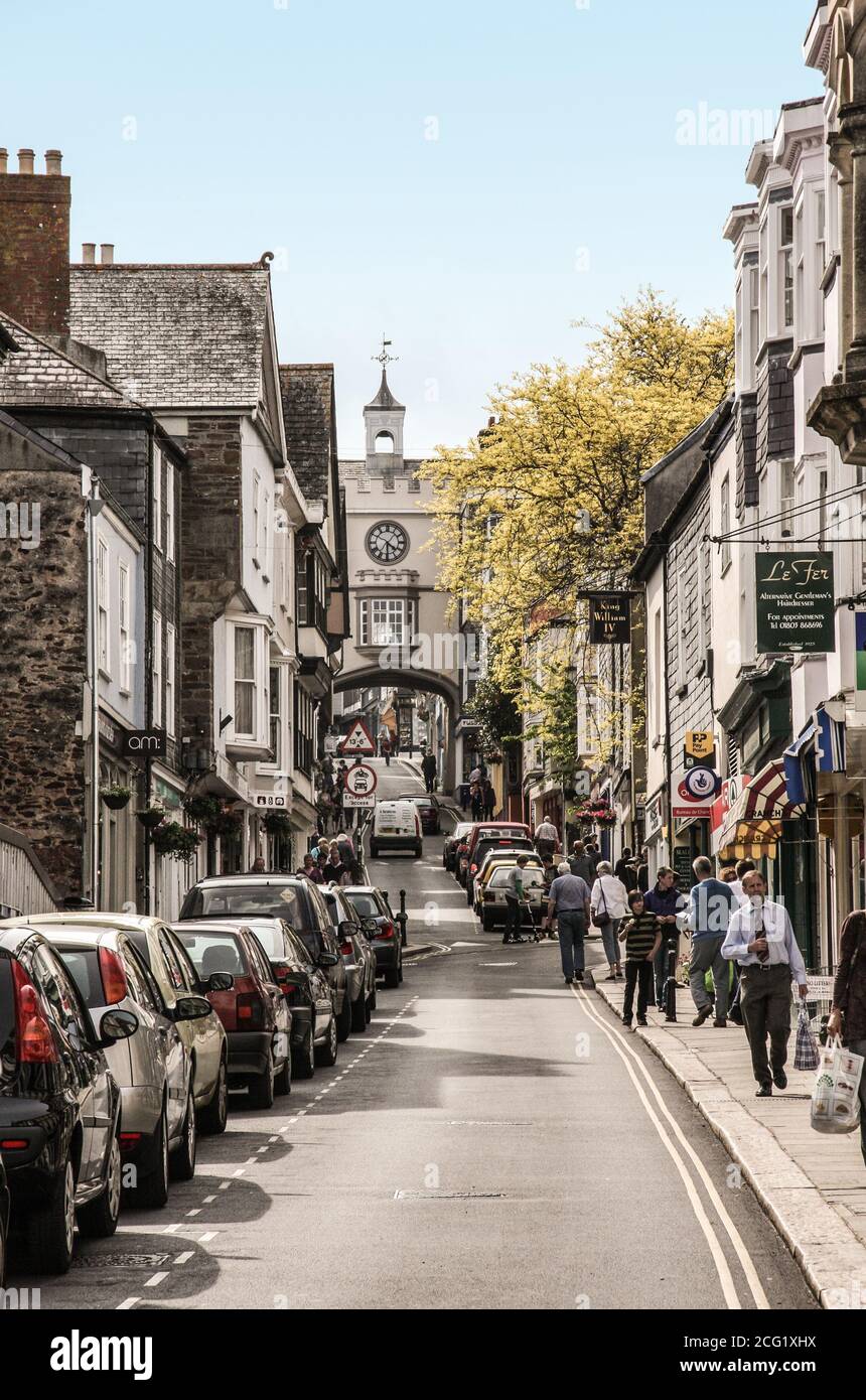 Sul parcheggio di strada a Fore Street Totnes, l'attraente torre dell'orologio Eastgate sulla collina. 2010; Foto Stock