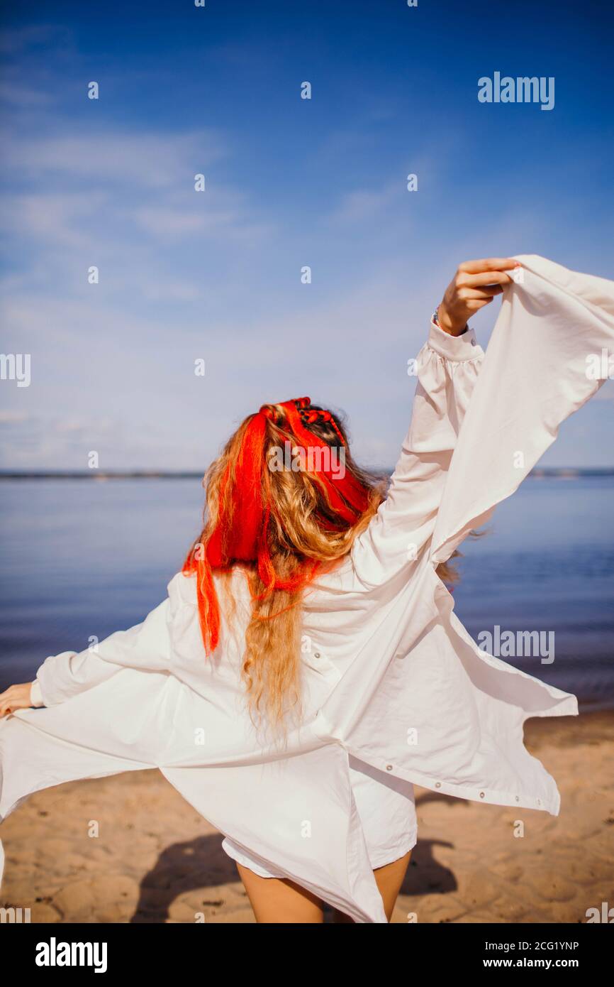 Kanekalon capelli rosso e blu isolato su sfondo bianco. Estate. Foto Stock