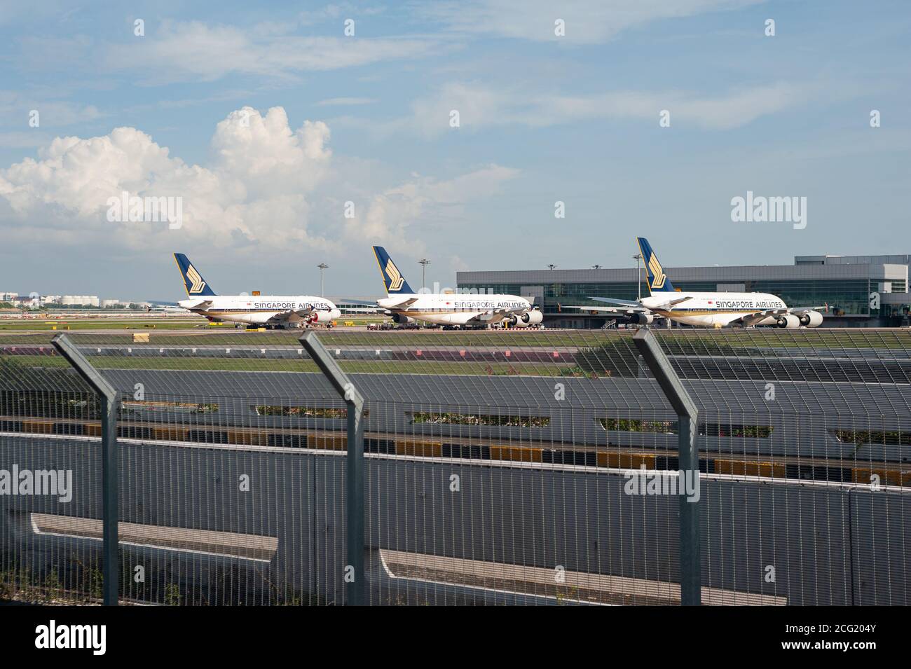 28.08.2020, Singapore, Repubblica di Singapore, Asia - aerei passeggeri A380 della compagnia di bandiera Singapore Airlines con collegamento a terra temporaneo. Foto Stock