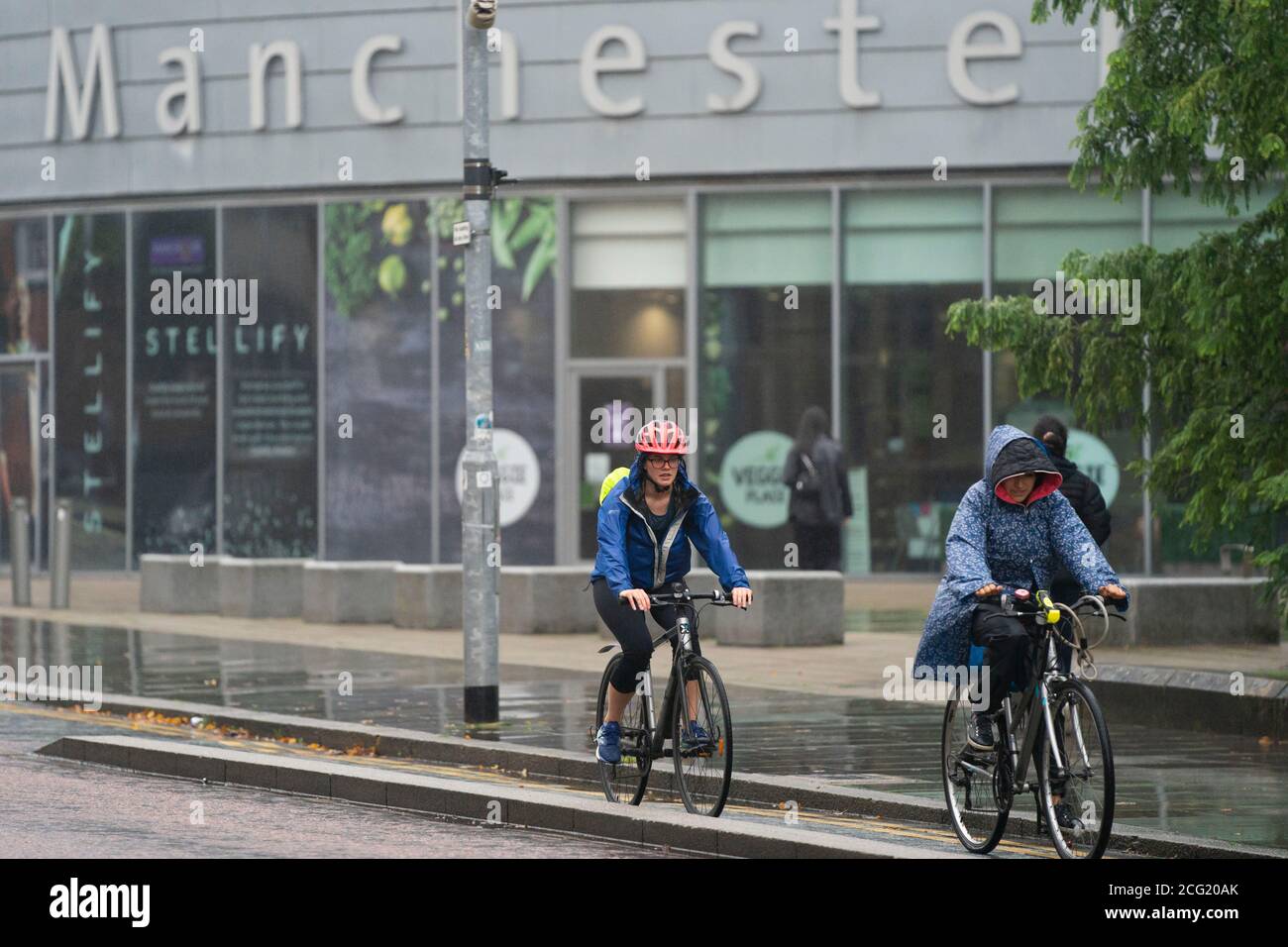 Greater Manchester, Gran Bretagna. 8 Settembre 2020. La gente passa dall'Università di Manchester, in Gran Bretagna, 8 settembre 2020. Secondo le notizie della BBC, gli studenti delle università di Greater Manchester sono stati avvertiti che dovranno far fronte a sanzioni se violeranno le regole per limitare la diffusione del coronavirus. Credit: Jon Super/Xinhua/Alamy Live News Foto Stock