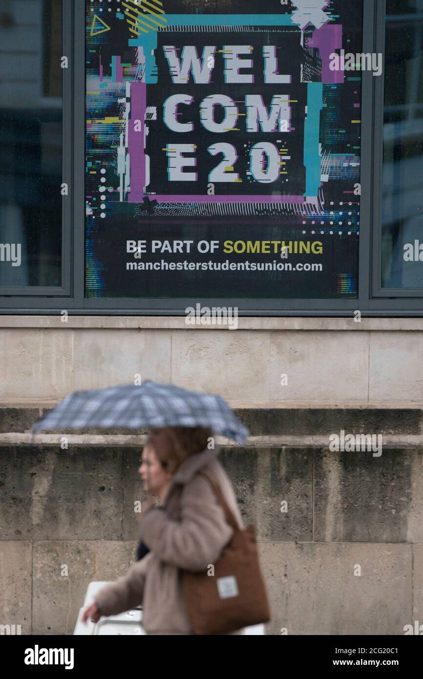 Greater Manchester, Gran Bretagna. 8 Settembre 2020. La gente cammina oltre la Manchester University a Manchester, Gran Bretagna, 8 settembre 2020. Secondo le notizie della BBC, gli studenti delle università di Greater Manchester sono stati avvertiti che dovranno far fronte a sanzioni se violeranno le regole per limitare la diffusione del coronavirus. Credit: Jon Super/Xinhua/Alamy Live News Foto Stock