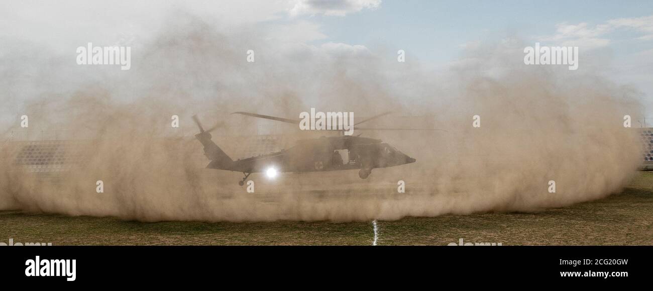 Aviatori dell'esercito degli Stati Uniti del 6° Battaglione, 101° Brigata dell'aviazione di combattimento, schierati in avanti in Georgia, decollo in un falco nero UH-60M durante il partner Noble 20 presso l'area di addestramento di Vaziani, Georgia 7 settembre 2020. L'esercizio consente ai partecipanti di svolgere esercizi di formazione situazionale, esercizi di fuoco vivo e manovre meccanizzate combinate. U.S. Army foto di SPC. Isaia Matthews Foto Stock