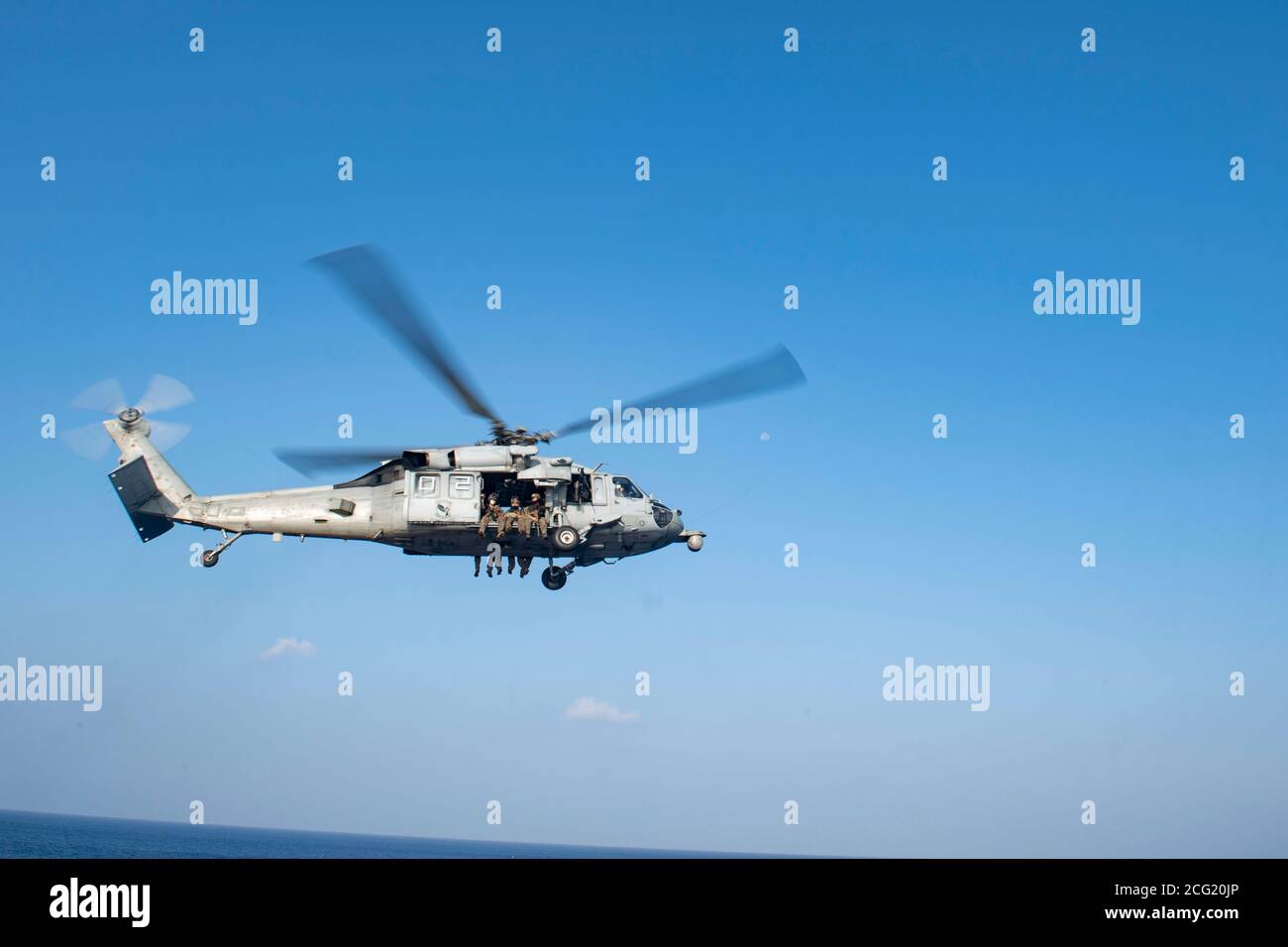 200906-N-RU810-1036 SOUTH CHINA SEA (SETTEMBRE 6, 2020) Marines assegnati alla 31esima unità di spedizione marina (MEU), Platoon di riconnessione della forza volano in un elicottero MH-60S Sea Hawk assegnato agli Arcangeli del Squadron di combattimento marittimo dell'elicottero (HSC) 25 distacco 6 durante una visita, bordo, esercizio di ricerca e sequestro con la nave d'assalto anfibia schierata in avanti USS America (LHA 6). America, ammiraglia dell'America Amphibious Ready Group, assegnato a Amphibious Squadron Eleven, insieme alla 31esima unità di spedizione marina, è operativo nella 7th area di flotta degli Stati Uniti di responsabilità per migliorare i Foto Stock