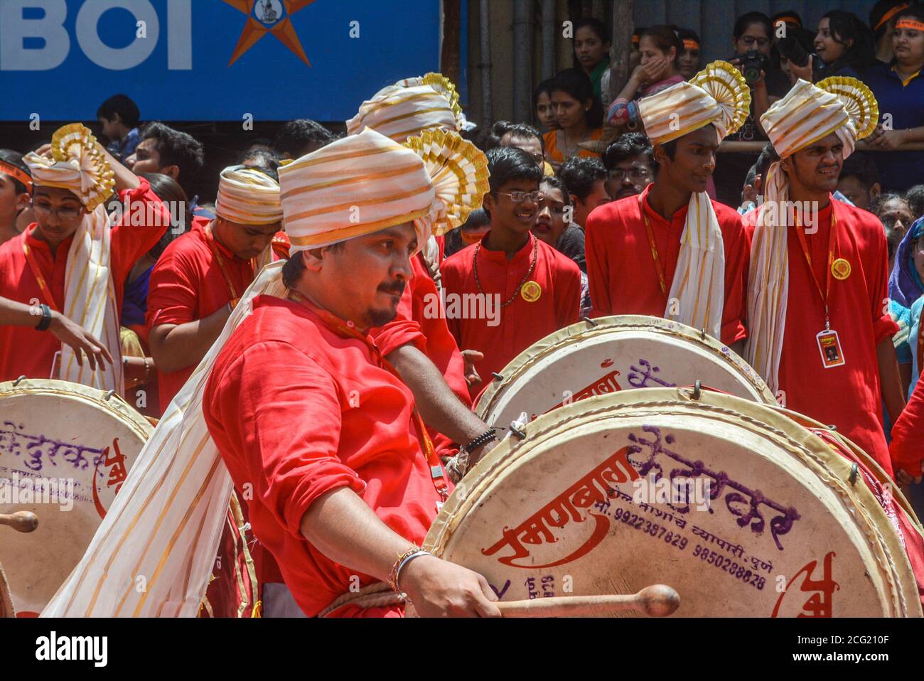 Pune, India - 4 settembre 2017: Ramanbaug Dhol Tasha Pathak in processione giocando dhol sulle strade di pune. Festa indù a pune bea Foto Stock