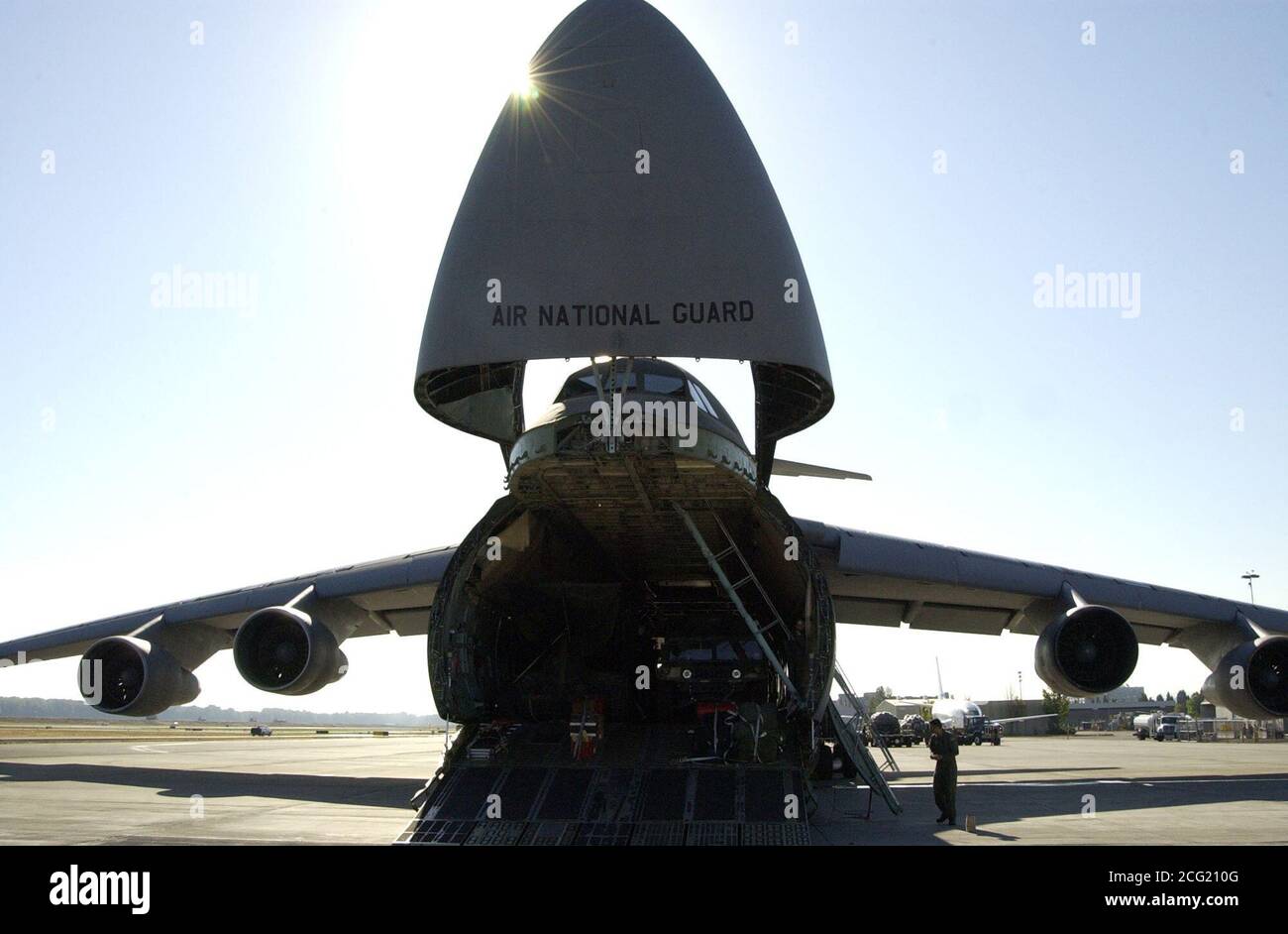 Un aereo di trasporto militare C-5 della New York Air National Guard attende che carichi e personale vengano caricati alla Portland Air base di Portland, Oregon. Il volo e il suo carico si dirigerebbero alla base aerea navale di New Orleans per assistere gli altri membri della Guardia Nazionale nella sicurezza e negli sforzi di pulizia in seguito all'uragano Katrina. (Foto della Guardia Nazionale di Tech. SGT. Nick Choy, Oregon militare Dipartimento Affari pubblici) Foto Stock