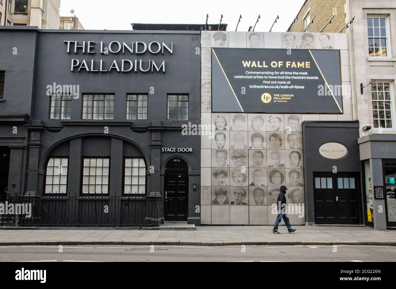 Londra, Regno Unito - 24 aprile 2020: Porta di scena e parete di Fame al famoso Palladium Theatre di Londra. Il teatro è celebrato per la sua varietà di spettacoli a. Foto Stock