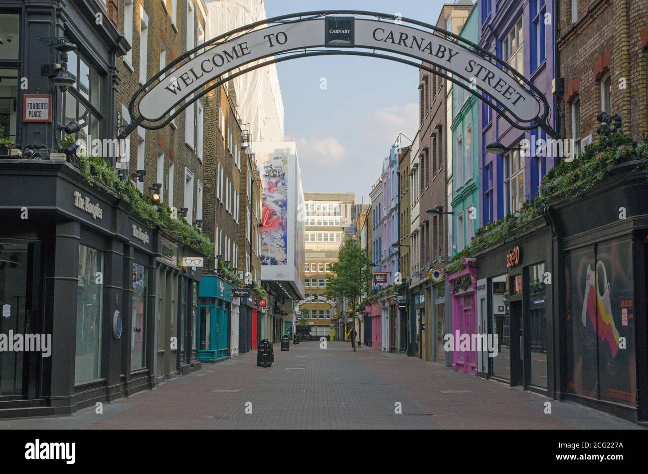 Londra, Regno Unito - 24 aprile 2020: Carnaby Street, una famosa area commerciale nel centro di Londra con una varietà di negozi alla moda e alla moda. Foto Stock