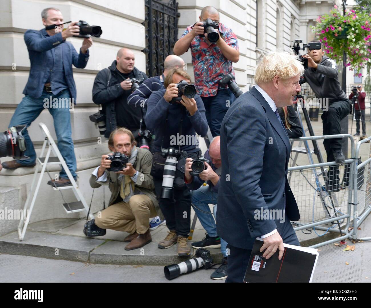 Il primo ministro britannico Boris Johnson MP torna al 10 Downing Street dopo una riunione del gabinetto tenutasi nel Ministero degli Esteri, il 09 settembre 2020 Foto Stock