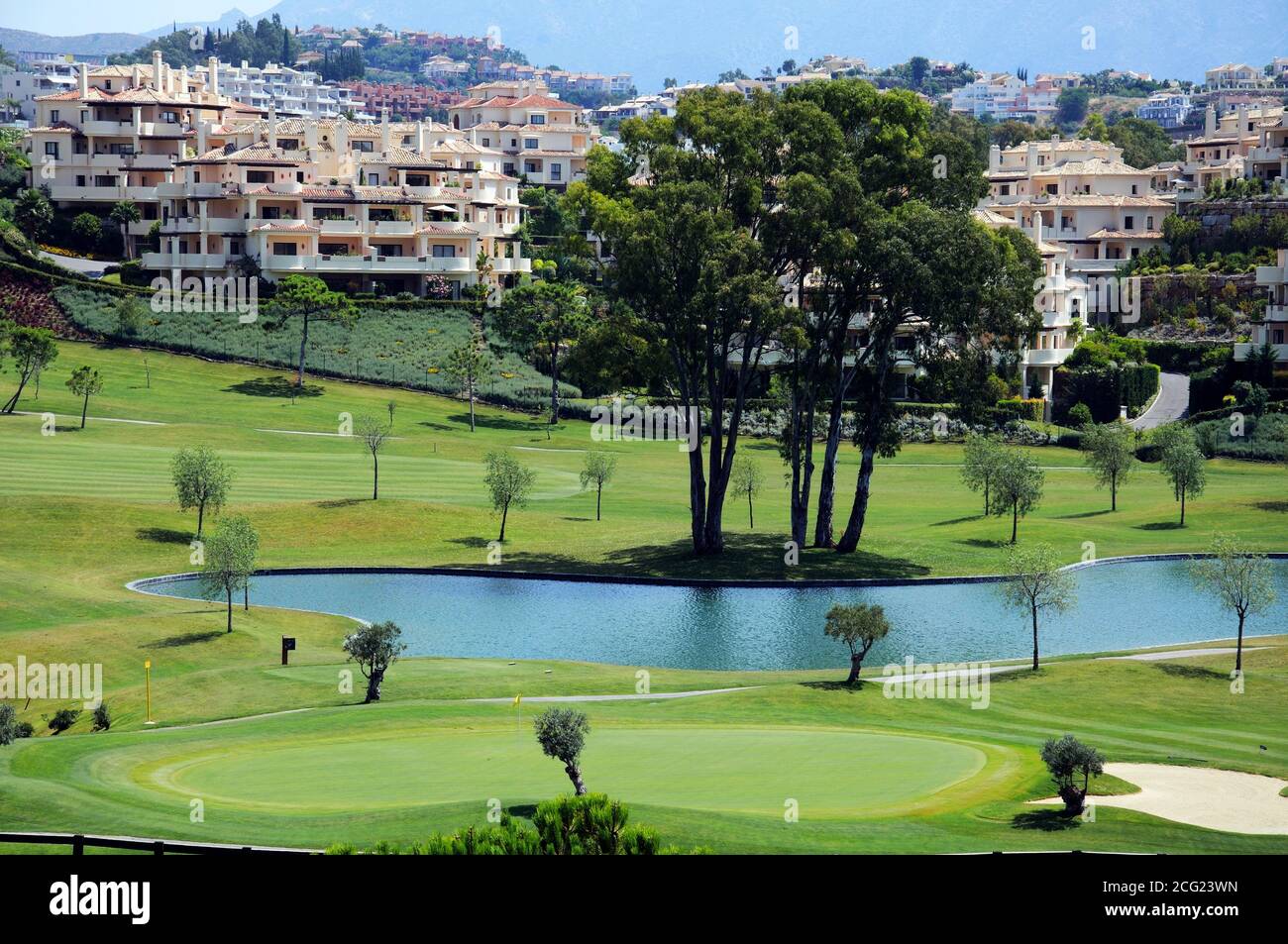 Vista sul lago presso il campo da golf El Higueral con appartamenti sul retro, Benahavis, Spagna. Foto Stock