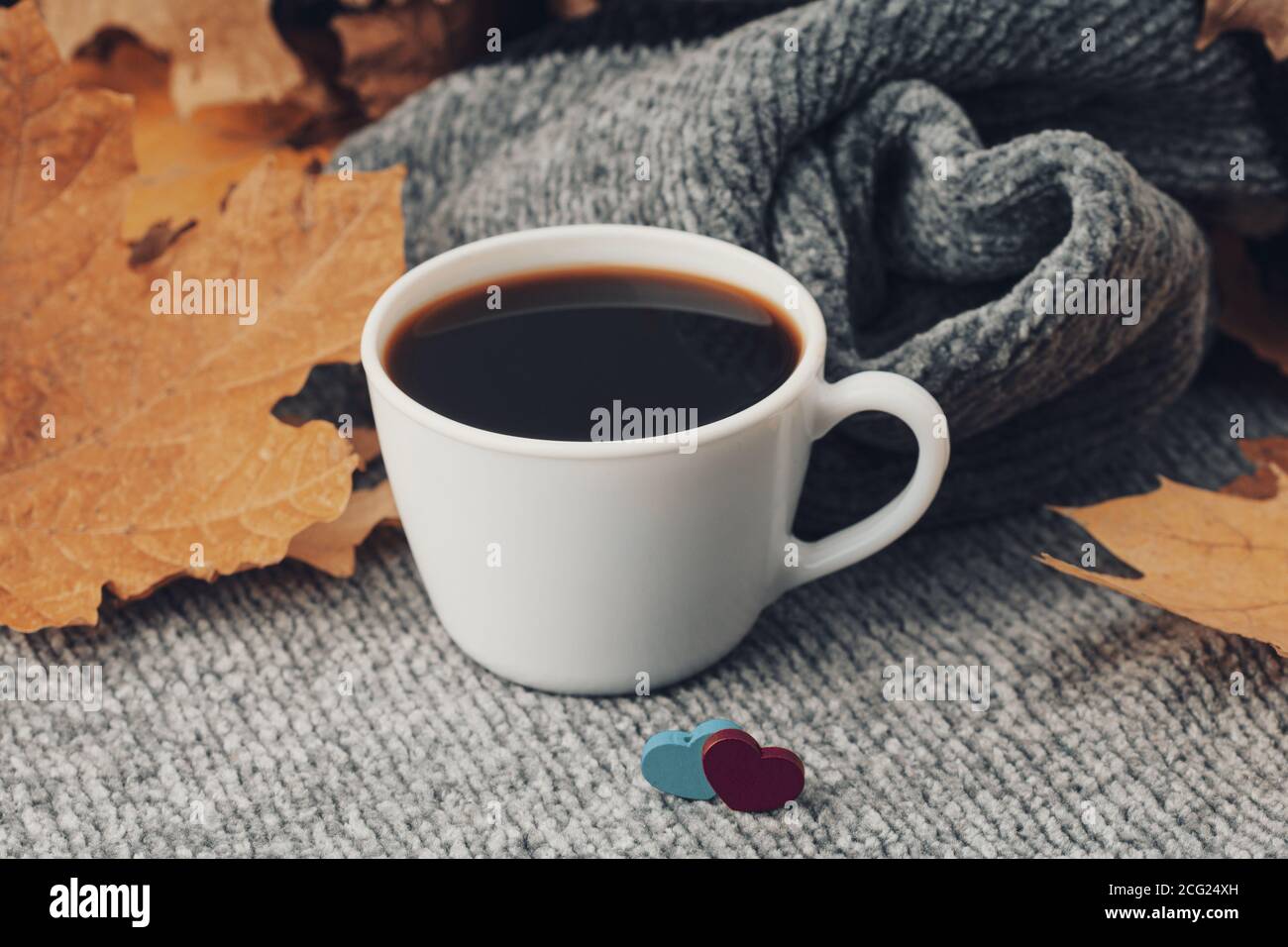 Stagionale caffè e cuori autunnali . Concetto autunnale Foto Stock