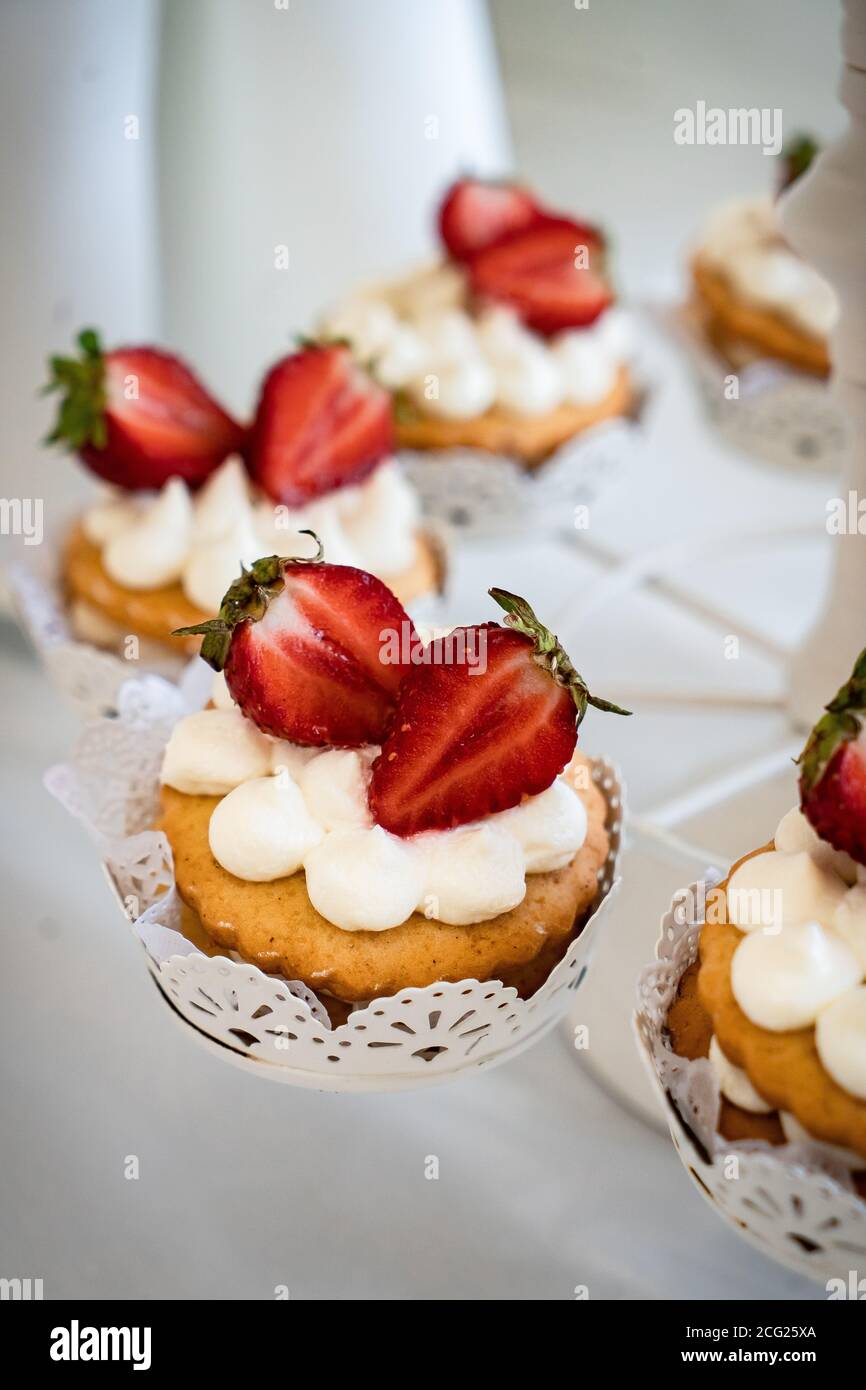 Dolci per matrimoni, decorazioni e cupcake, carne deliziosa e prelibatezze Foto Stock