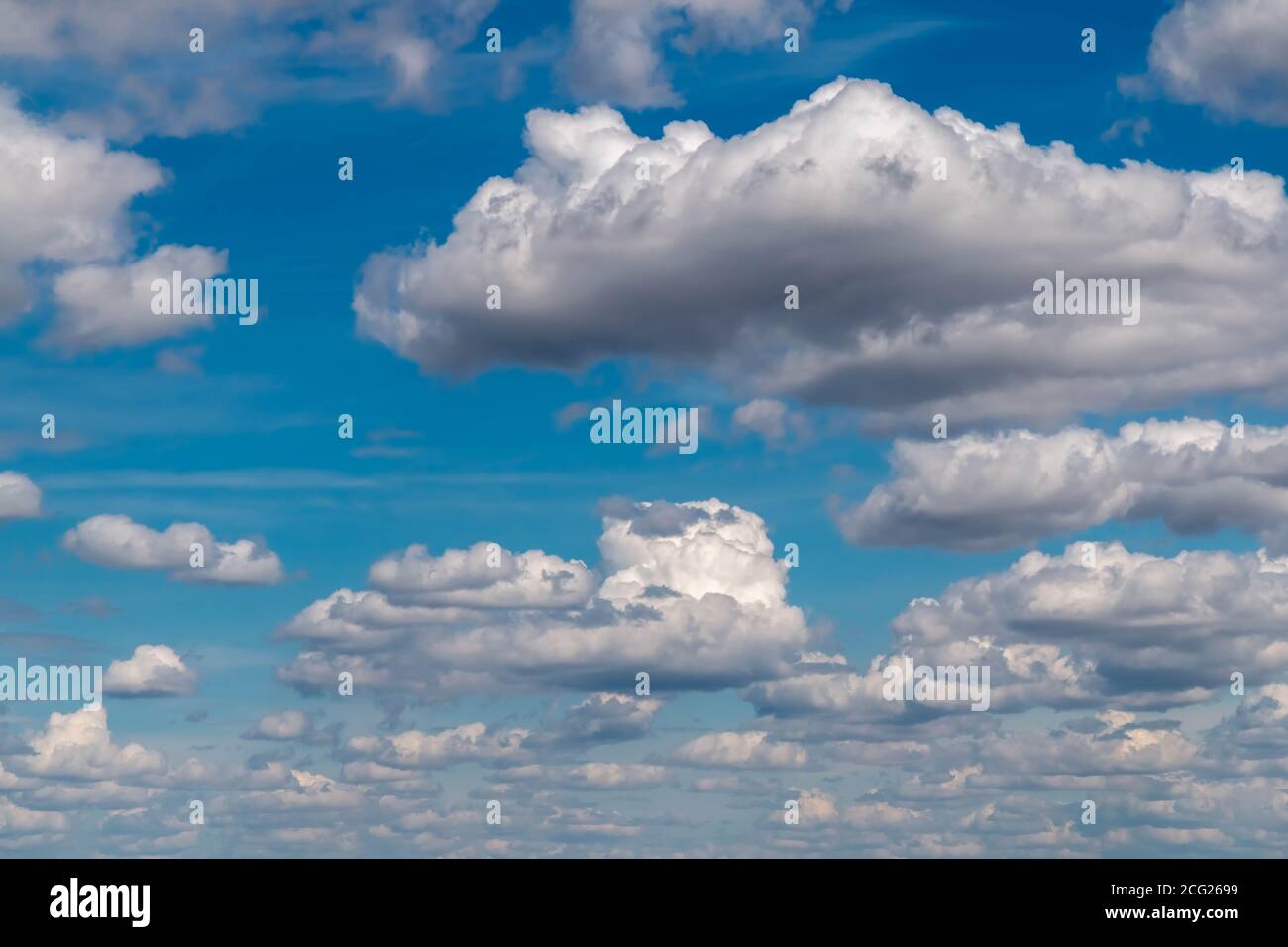 Nuvole grigie piovose in cielo blu per collage come naturale sfondo Foto Stock