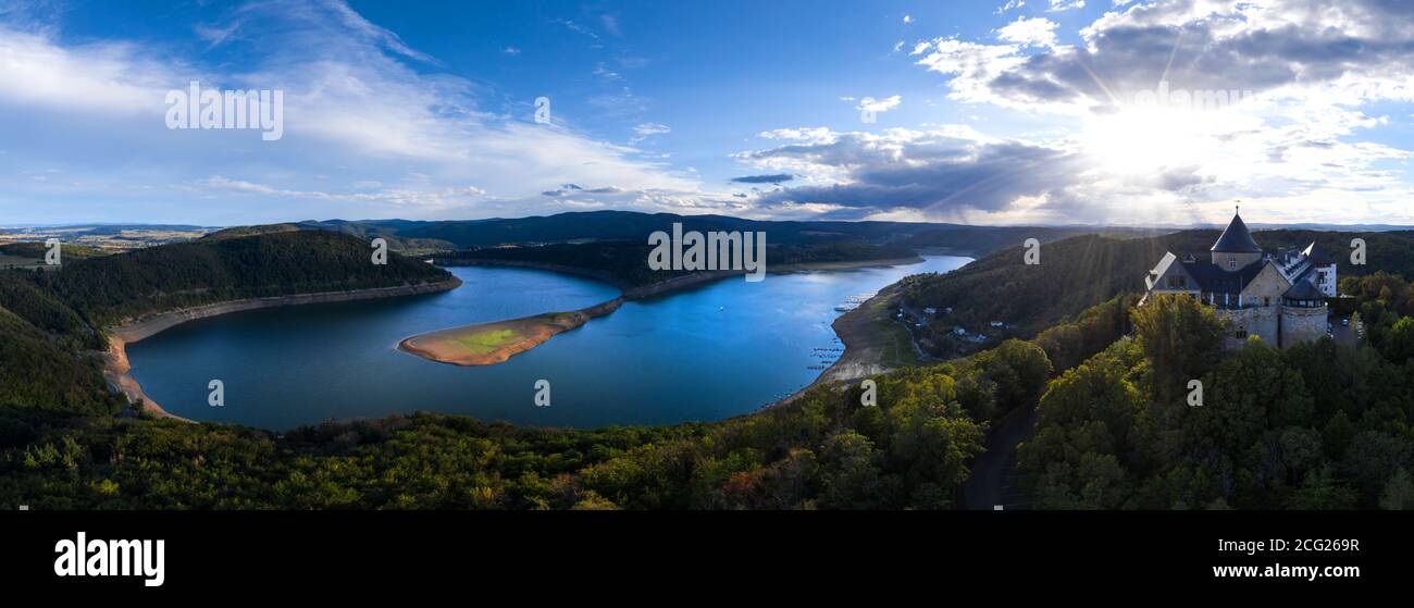 il lago edersee con il castello waldeck in germania come alto panorama definizione Foto Stock