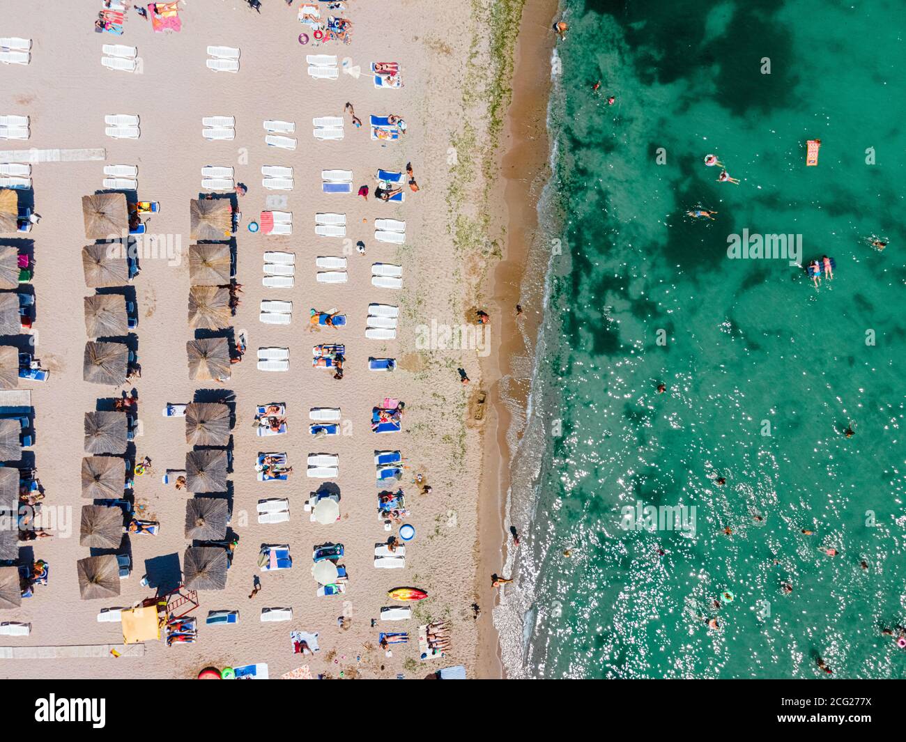 Spiaggia aerea, persone e ombrelloni sul mare Estate Beach Foto Stock