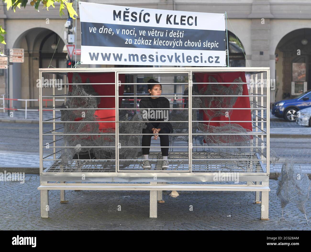 I protettori degli animali collocano la gabbia, che illustra le condizioni di vita e lo spazio delle galline e di altri animali e in cui i volontari, tra cui personaggi popolari, rimangono ciascuno per 12 ore, di fronte alla Camera dei deputati entro il mese nella campagna Cage, il 9 settembre 2020, a Praga, Repubblica Ceca. (CTK Photo/Ondrej Deml) Foto Stock