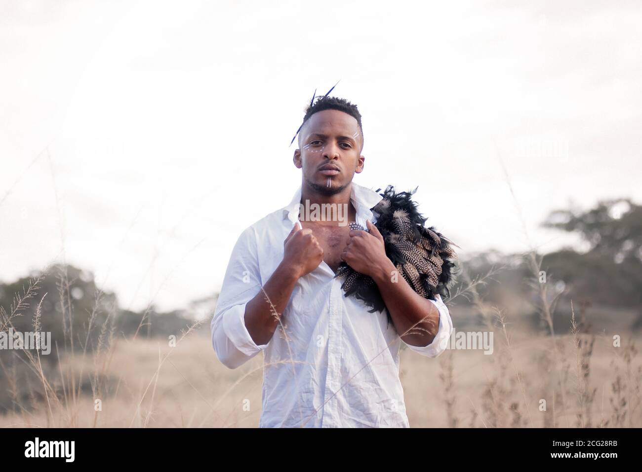 signore africano nel cespuglio africano con cappello bush dentro l'erba Foto Stock