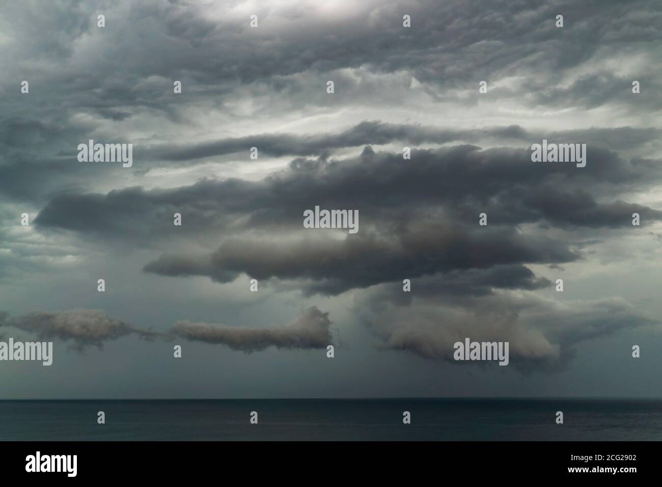 Le nubi di tempesta si addensano sul mare prima della pioggia . Foto Stock