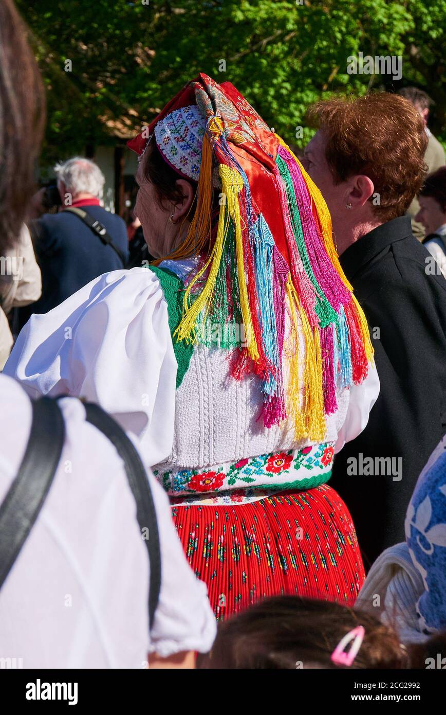 Donna in costume tradizionale folk nel villaggio di Holloko, in Ungheria Foto Stock