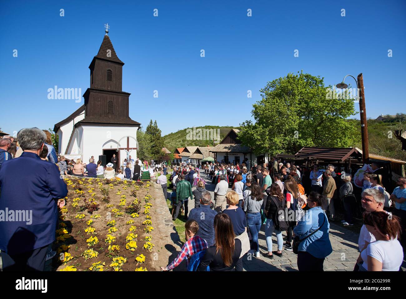 Santa Messa di Pasqua in un antico villaggio tradizionale - Holloko, Ungheria paese Foto Stock