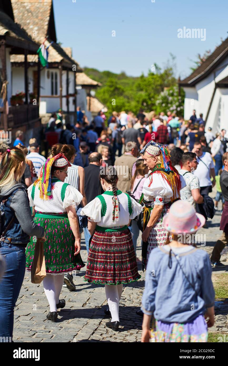 Donne vestite con costumi tradizionali nel villaggio di Holloko, in Ungheria Foto Stock