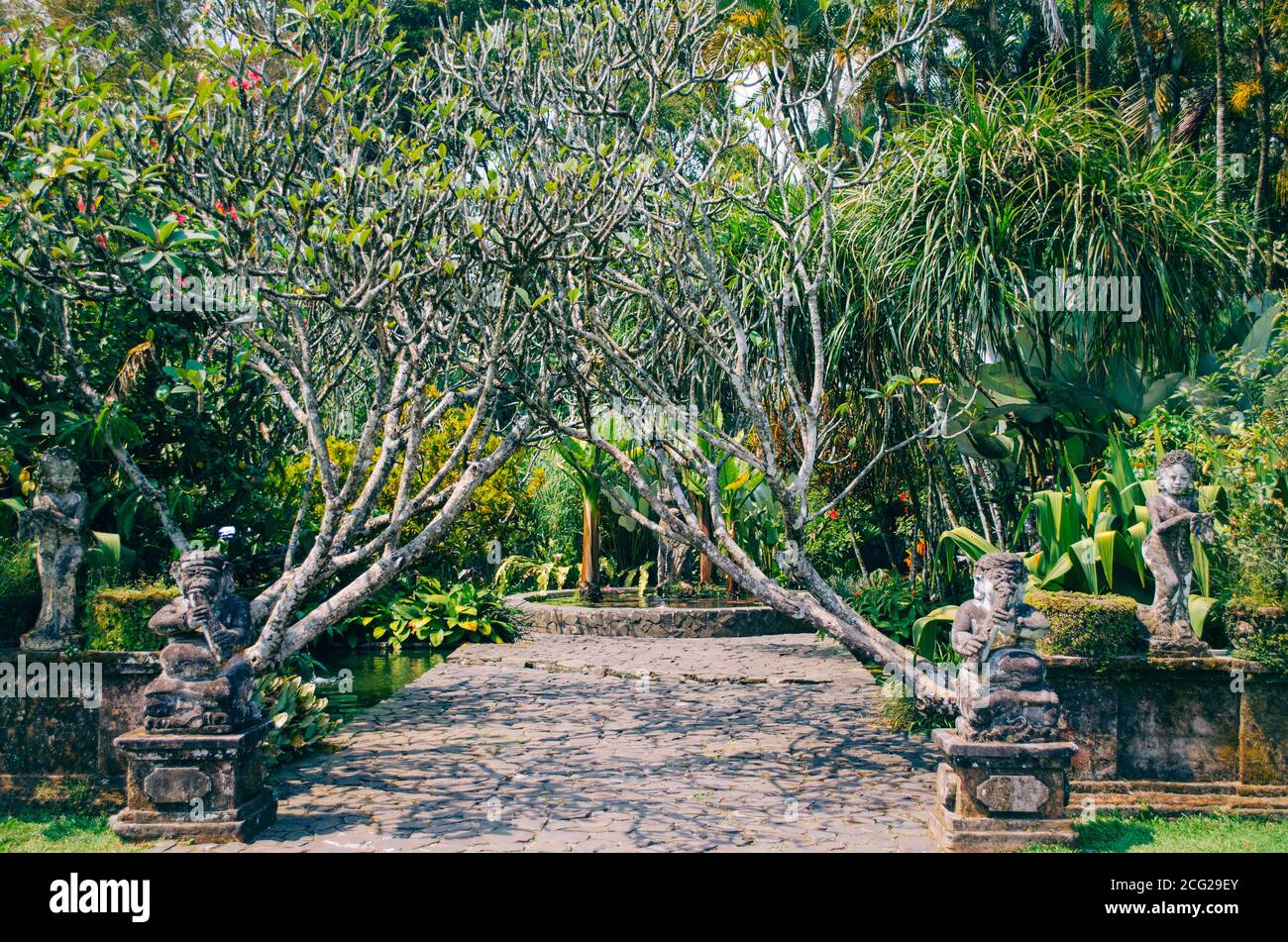 Bogor, Indonesia - una vista del parco a tema floreale Taman Bunga Nusantara in un pomeriggio con una vista su un ingresso tipico balinese e statue indù Foto Stock