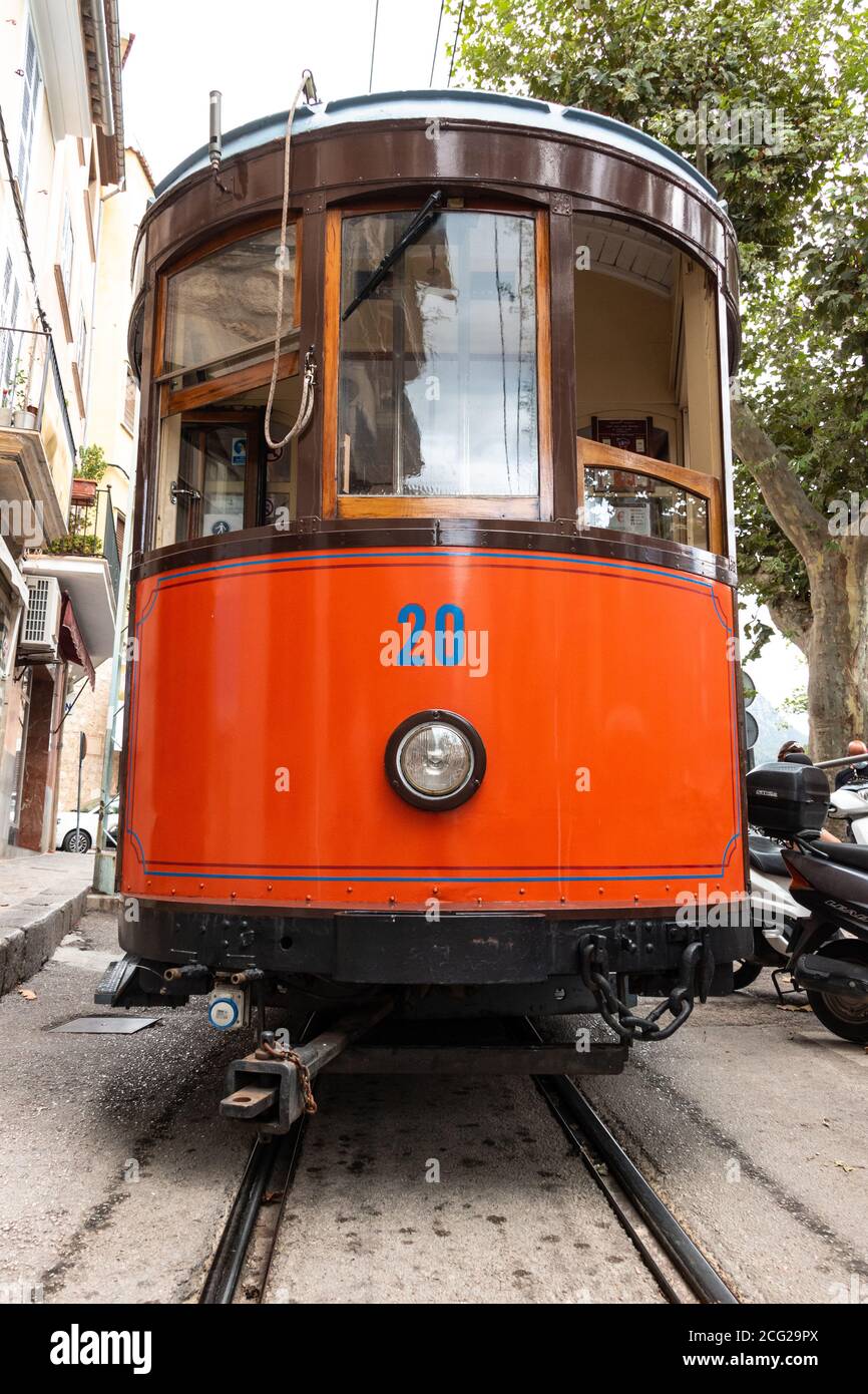 Soller, Maiorca, Spagna - 4 agosto 2020: Vista frontale del carro del tipico treno Soller. Un vecchio tram di legno a Maiorca, Spagna. Concetto di viaggio Foto Stock