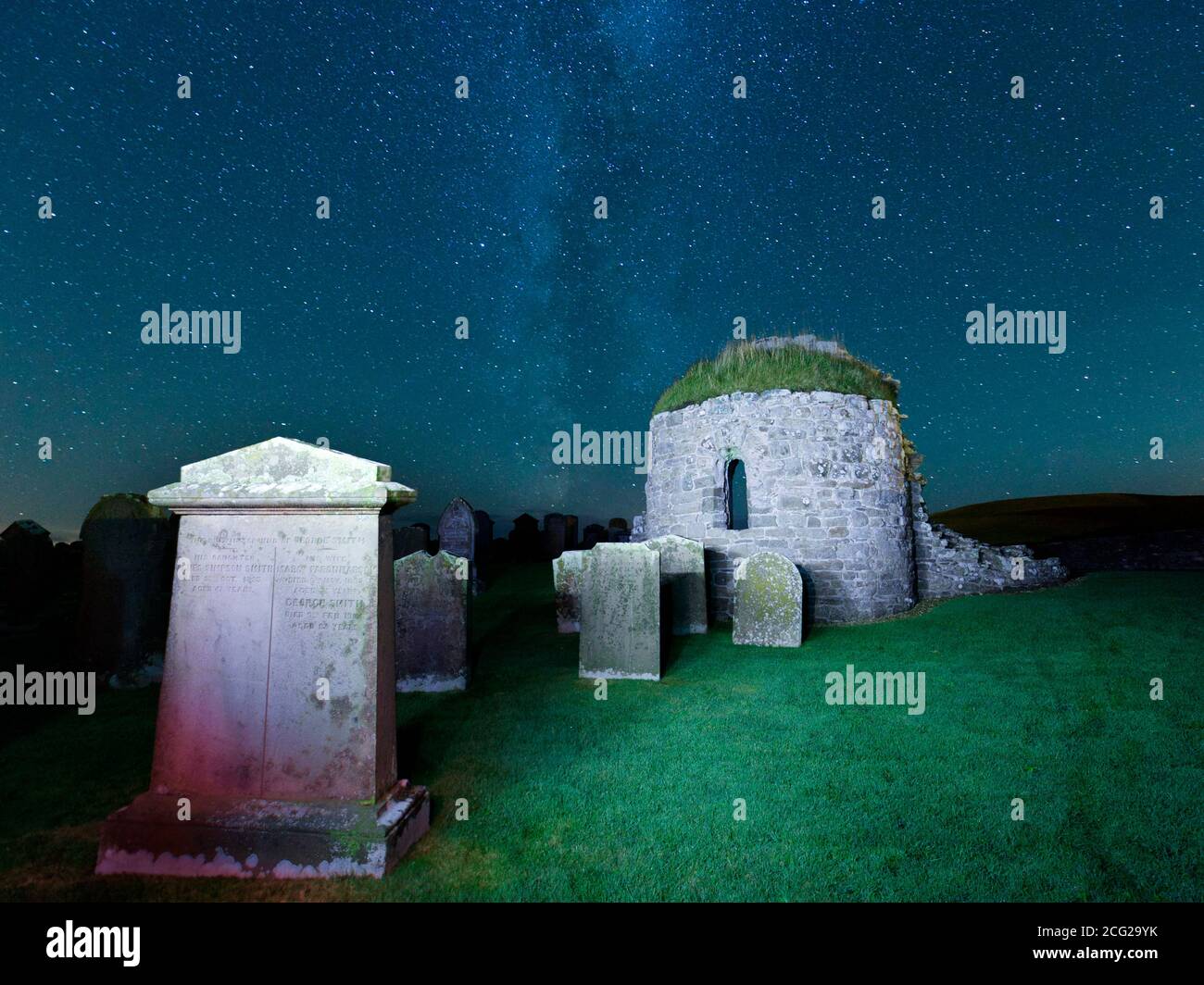 Orphir Round Chiesa di notte, Orkney Isles Foto Stock