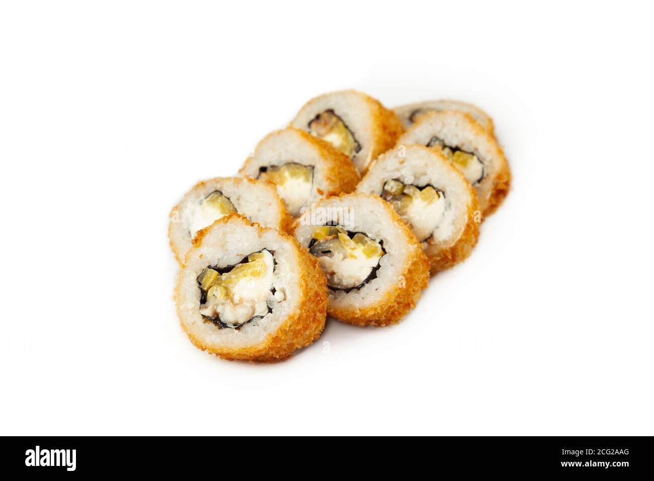 Rotolo di tempura con anguilla su un piatto bianco, classico sushi giapponese. Cucina tradizionale giapponese con maki. Deliziosi pezzi di sushi. per il menu del ristorante. copyspace. Foto Stock