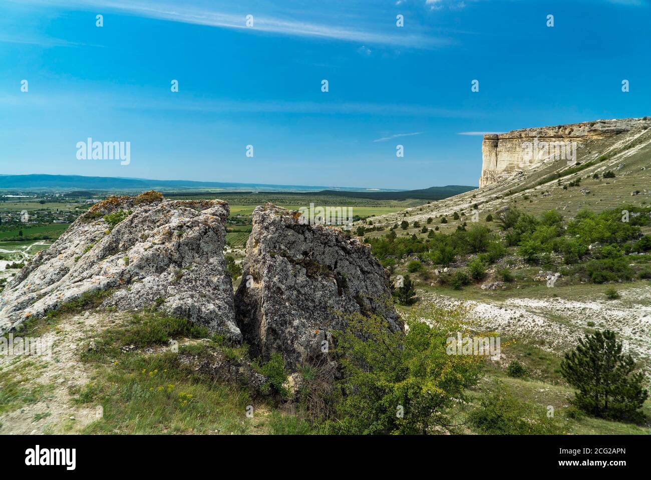 Ai piedi della montagna di roccia bianca AK - Kaya Crimea Foto Stock