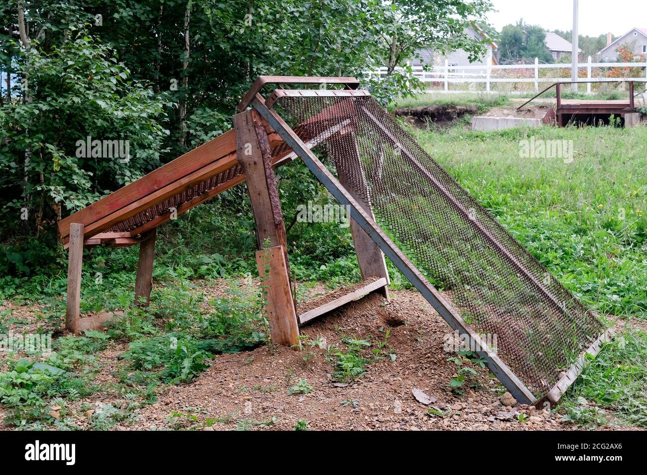 Setaccio di sabbia in un cantiere. Costruzione fatta in casa. Costruzione in Russia Foto Stock