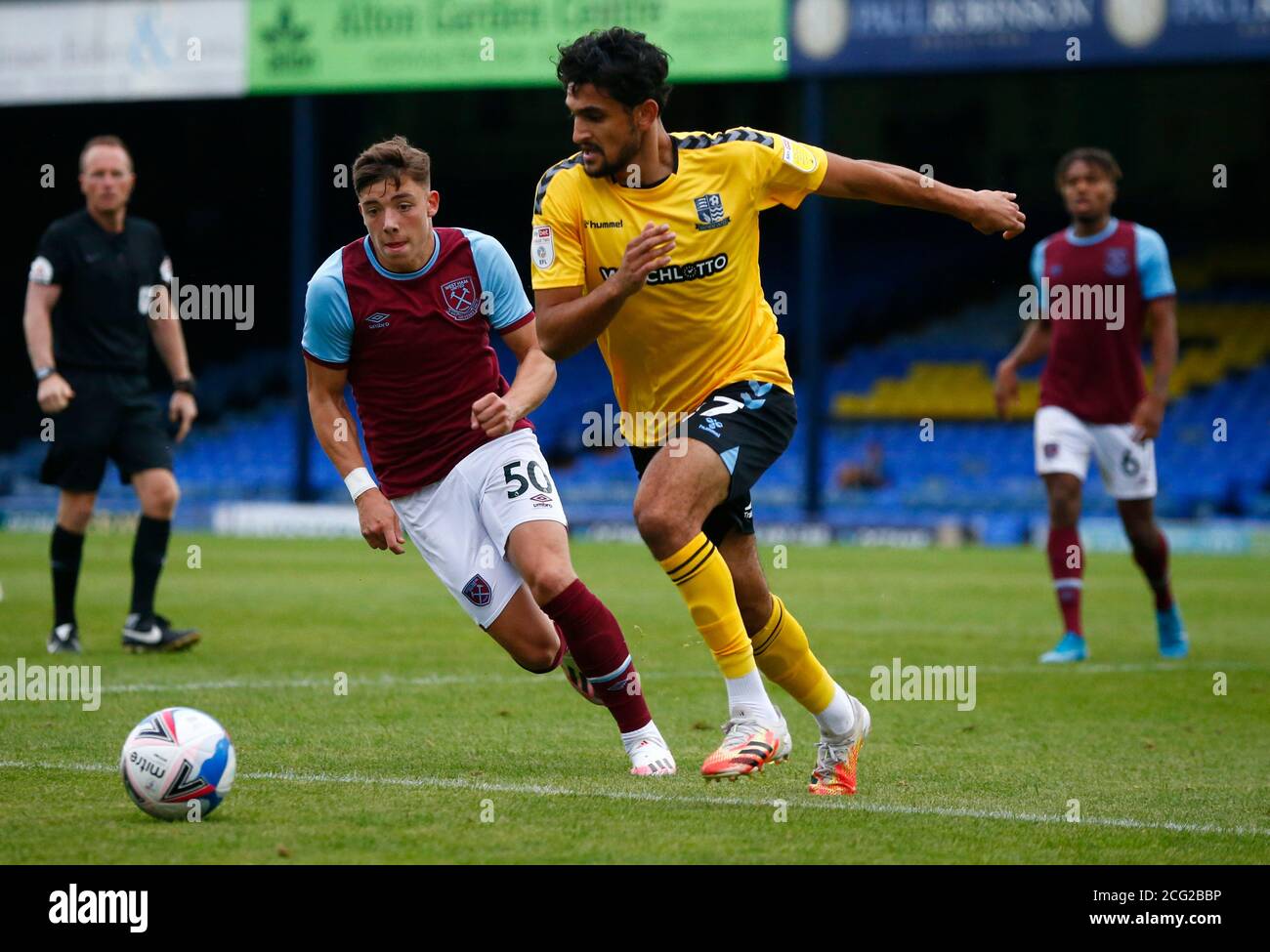 SOUTHEND, INGHILTERRA - SETTEMBRE 06: Harry Kyprianou di Southend United tiene di Harrison Ashby di West Ham United U21durante EFL Trophy Southern Group AB Foto Stock