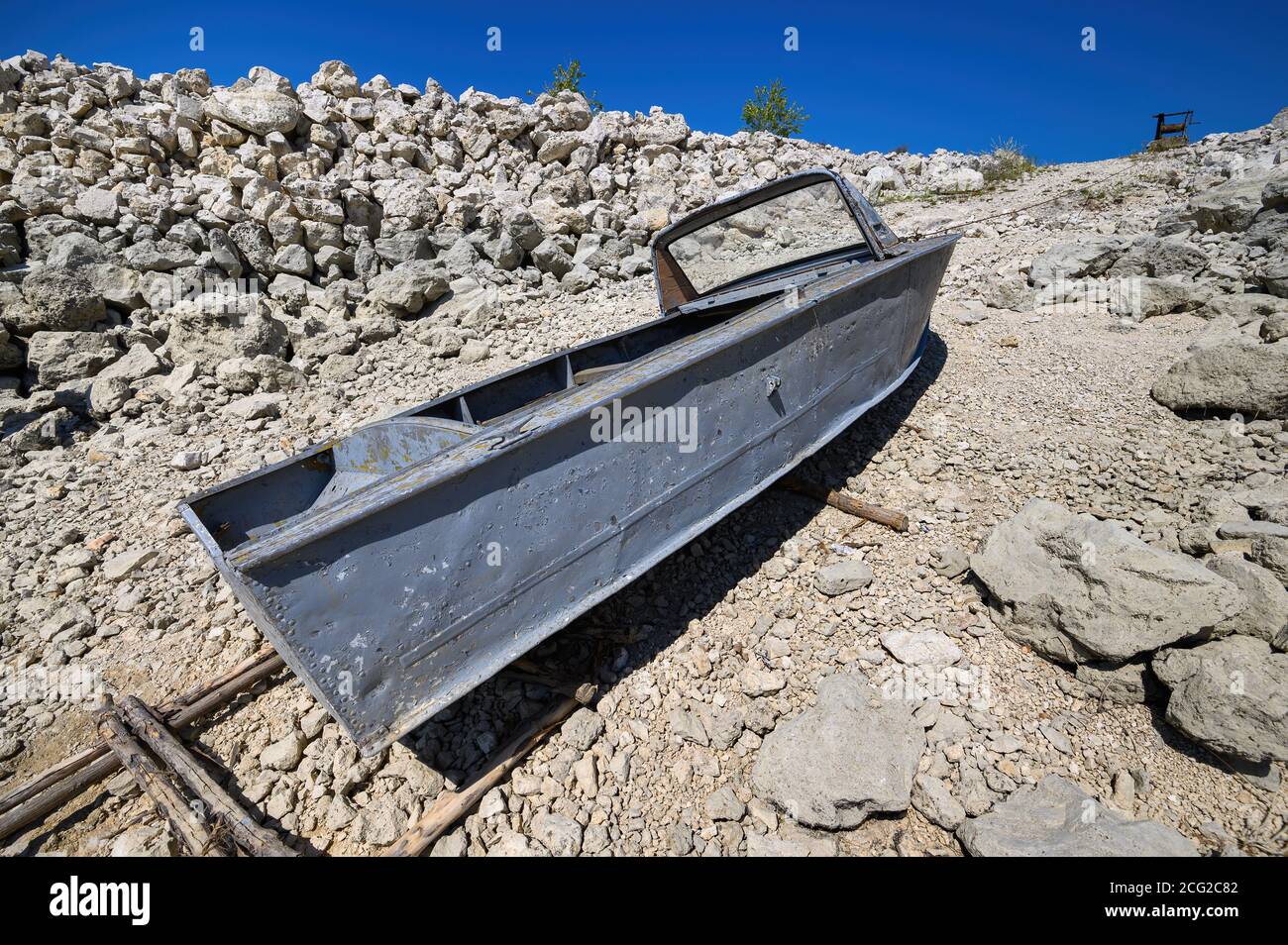 Imbarcazione a motore vuota per la pesca in metallo a riva Foto Stock