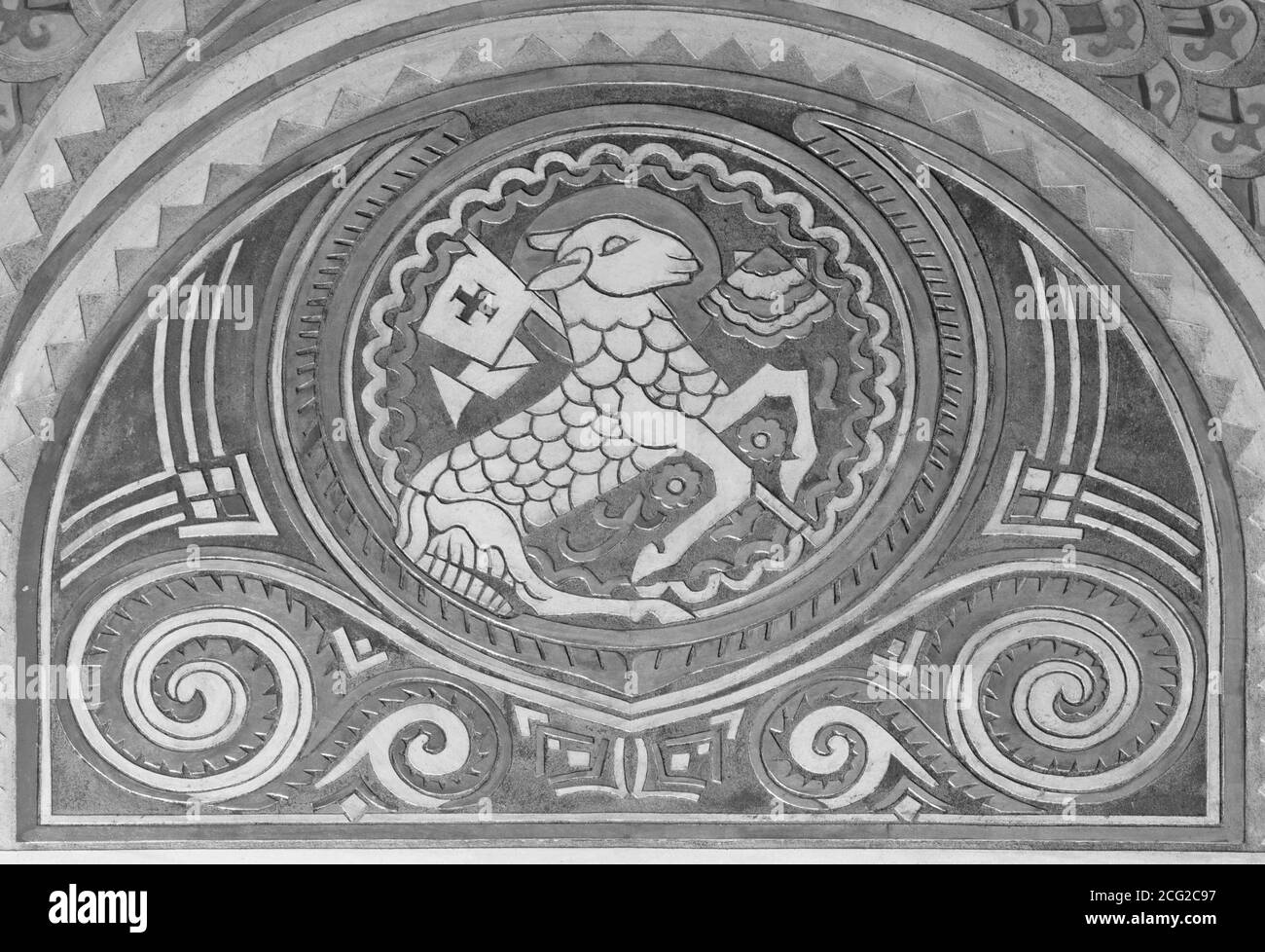BARCELLONA, SPAGNA - 2 MARZO 2020: Il dettaglio dello stucco ol Agnello di Dio nella chiesa Parroquia Santa Teresa de l'Infant Gesù. Foto Stock