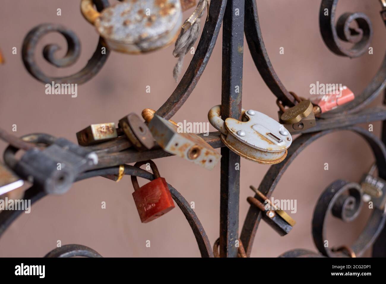 Vecchie serrature sulla griglia recinzione Foto Stock