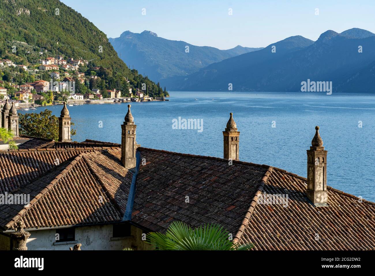 Italia. Lombardia. Lago di Como. Il villaggio colorato di Varenna. Camini tipici sui tetti delle case Foto Stock