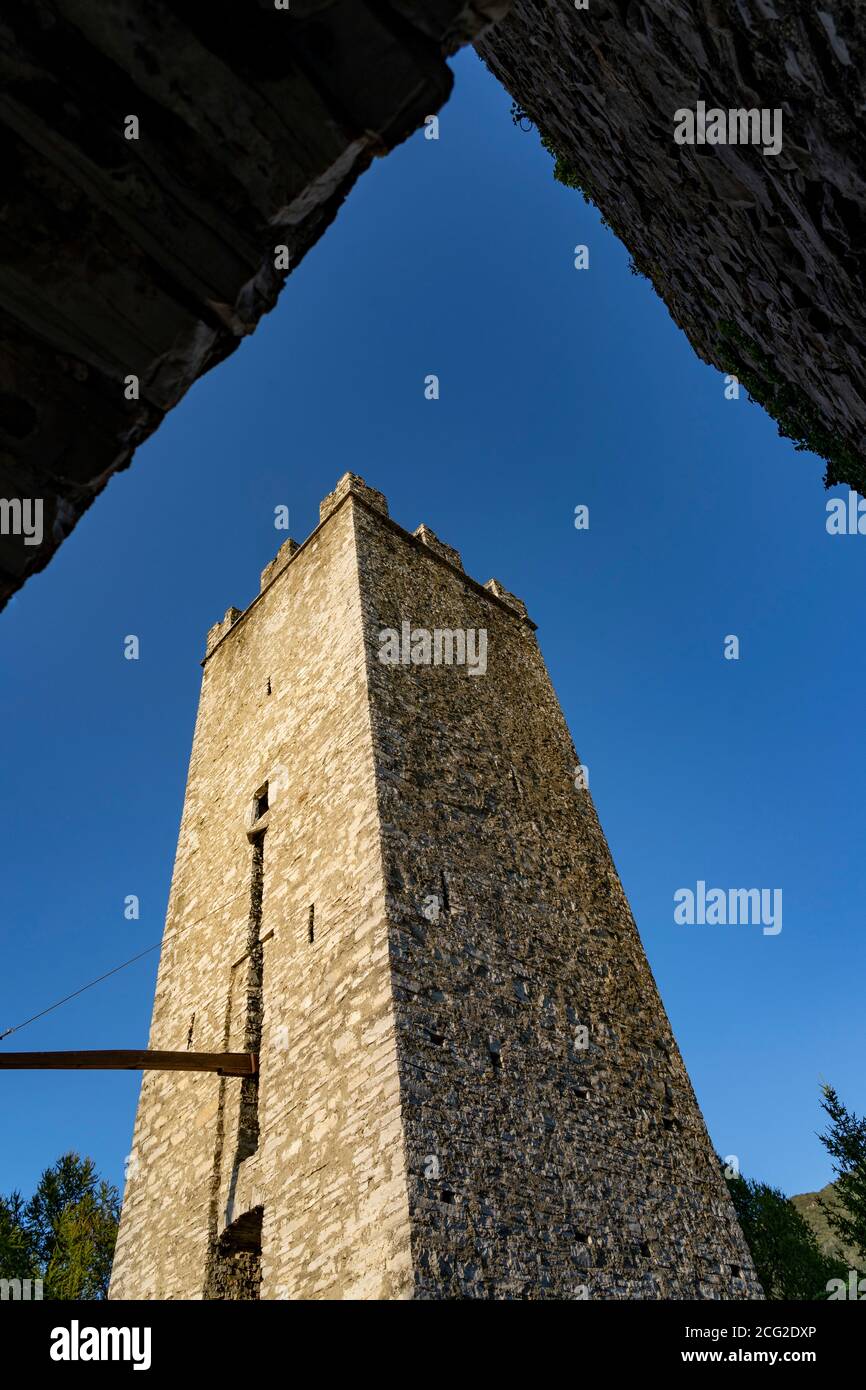 Italia. Lombardia. Lago di Como. Perledo intorno a Varenna. La torre quadrata del Castello di Vezio Foto Stock
